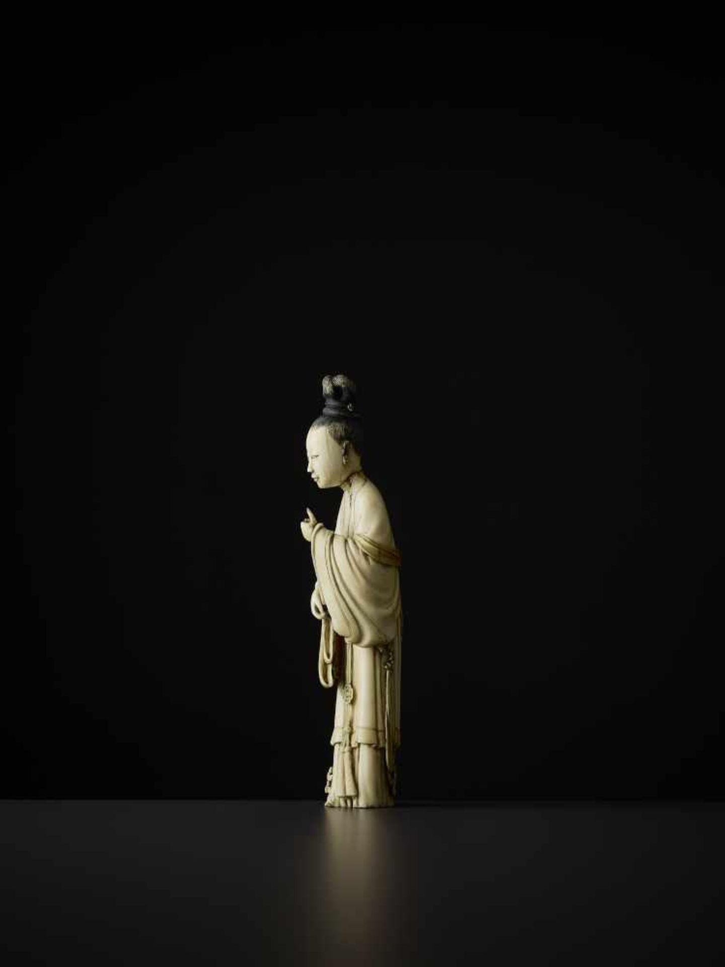 A FINE IVORY COURT LADY China, 18th century. The slender lady elegantly carved with her hair tied - Image 6 of 12
