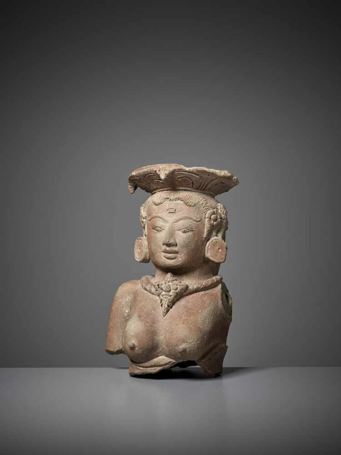 A FEMALE MAJAPAHIT TERRACOTTA BUST Indonesia, Java, 14th – 15th century. This elaborate and - Image 3 of 10