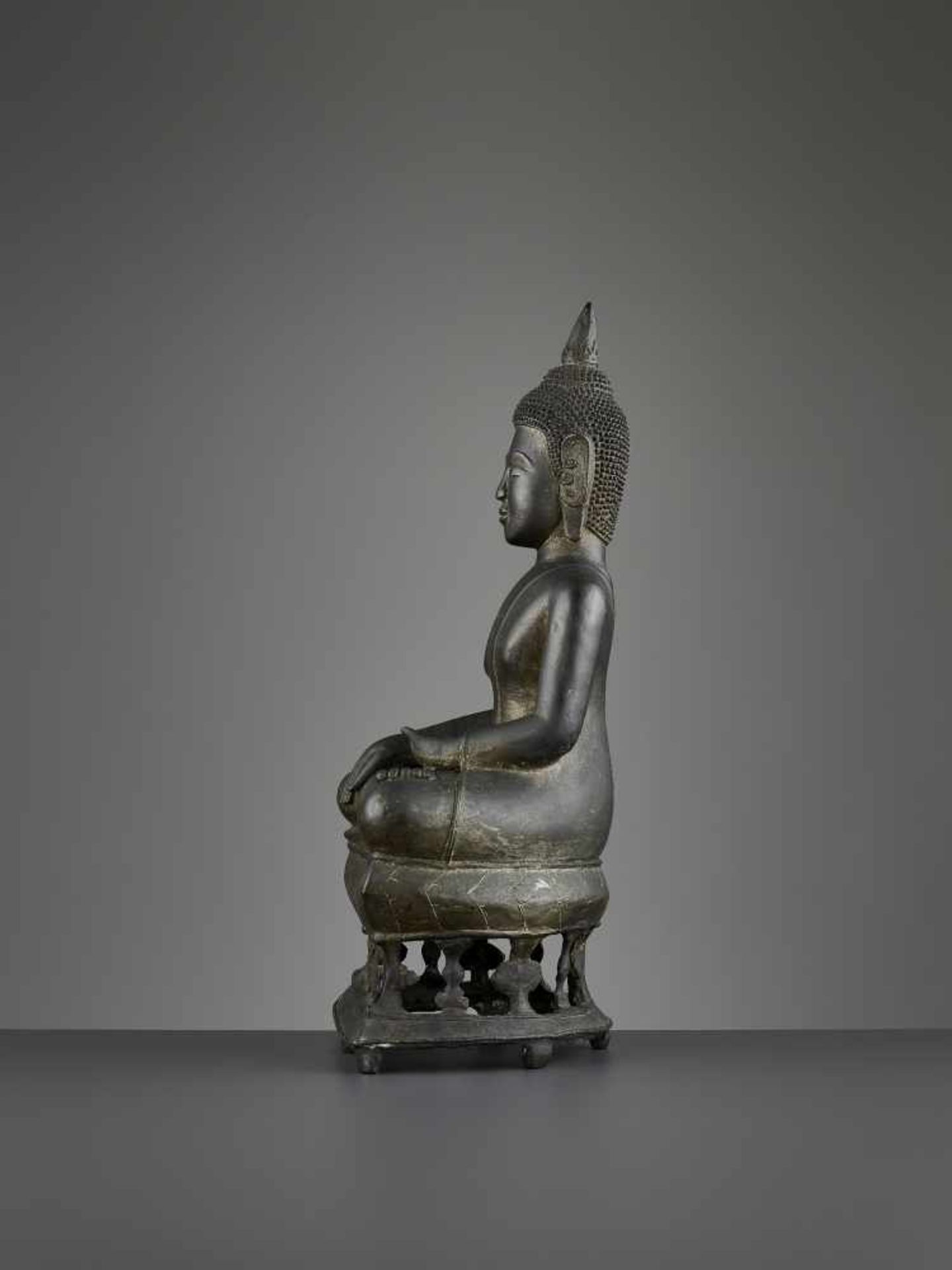 A BUDDHA SHAKYAMUNI BRONZE, LAOS Laos or Northern Thailand, 17th century. The massively cast - Image 4 of 10