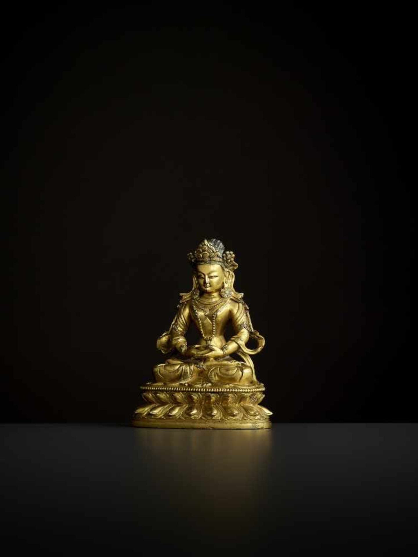 A GILT-BRONZE AMITAYUS, 18TH CENTURY China. Finely and heavily cast seated in dhyanasana on a - Image 2 of 8