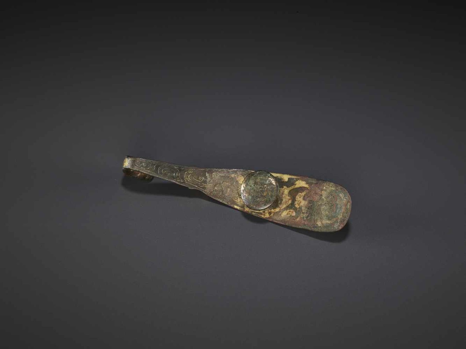 A BRONZE BELT HOOK, WARRING STATES China, 475–221 BC. The parcel gilt and turquoise inlaid bronze - Image 5 of 6