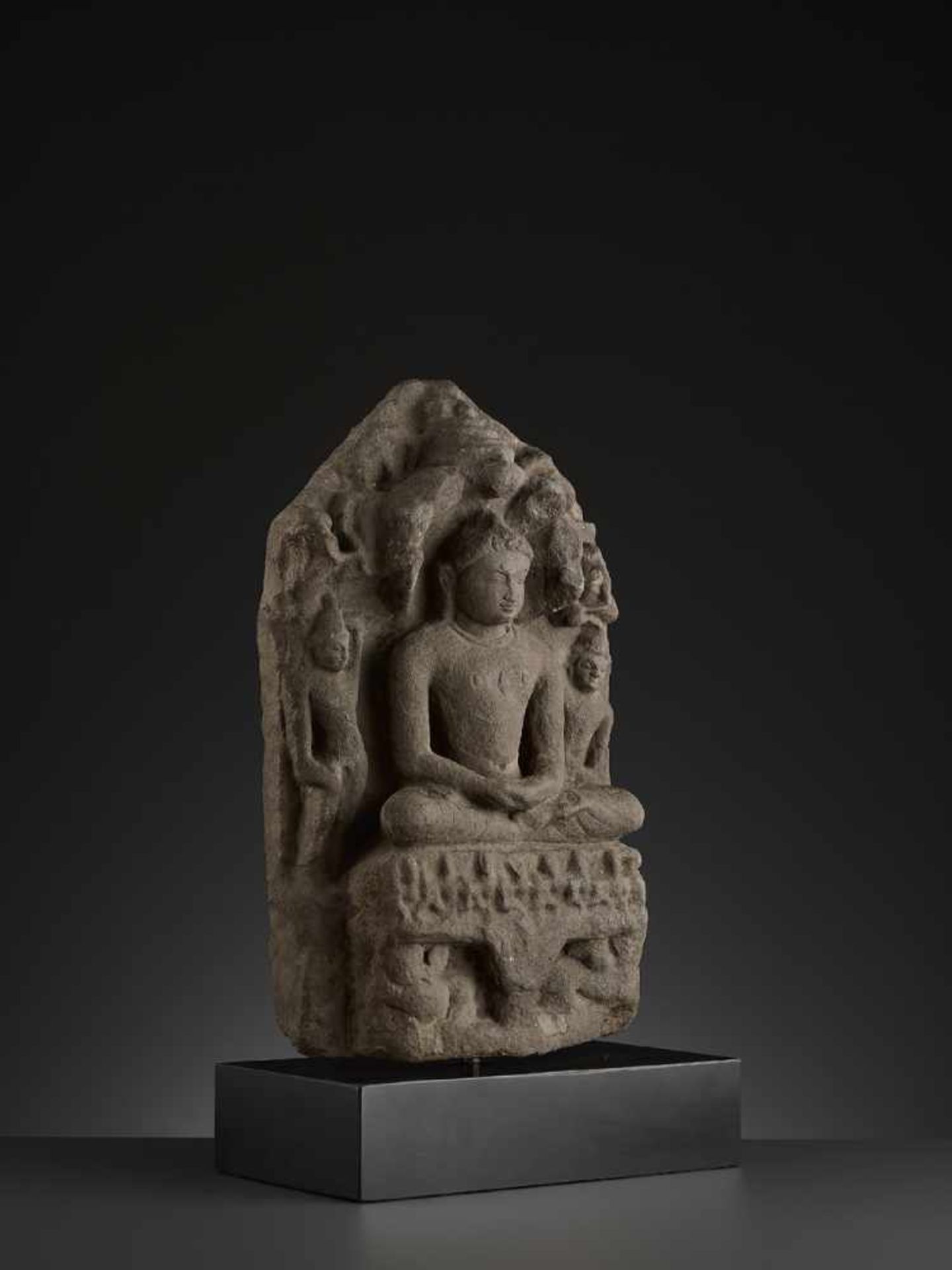 A RARE STELE OF PARSHVANATHA TIRTHANKARA Central India, 11th - 12th century. The sandstone carved in - Image 5 of 8