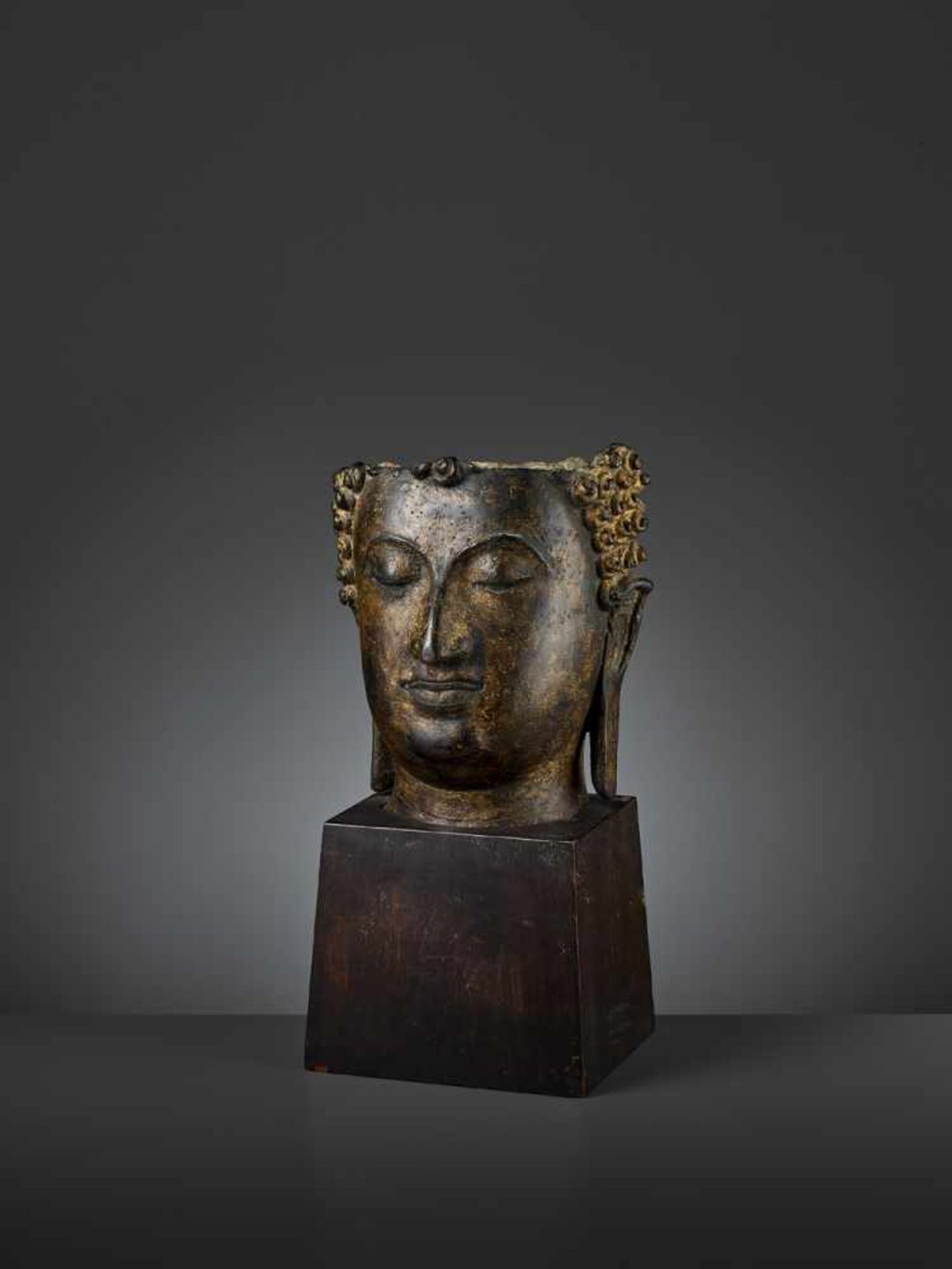 AN IMPRESSIVE AND LARGE BRONZE BUDDHA HEAD Thailand, Sukhothai, 15th – 16th century. Heavily cast - Image 4 of 10