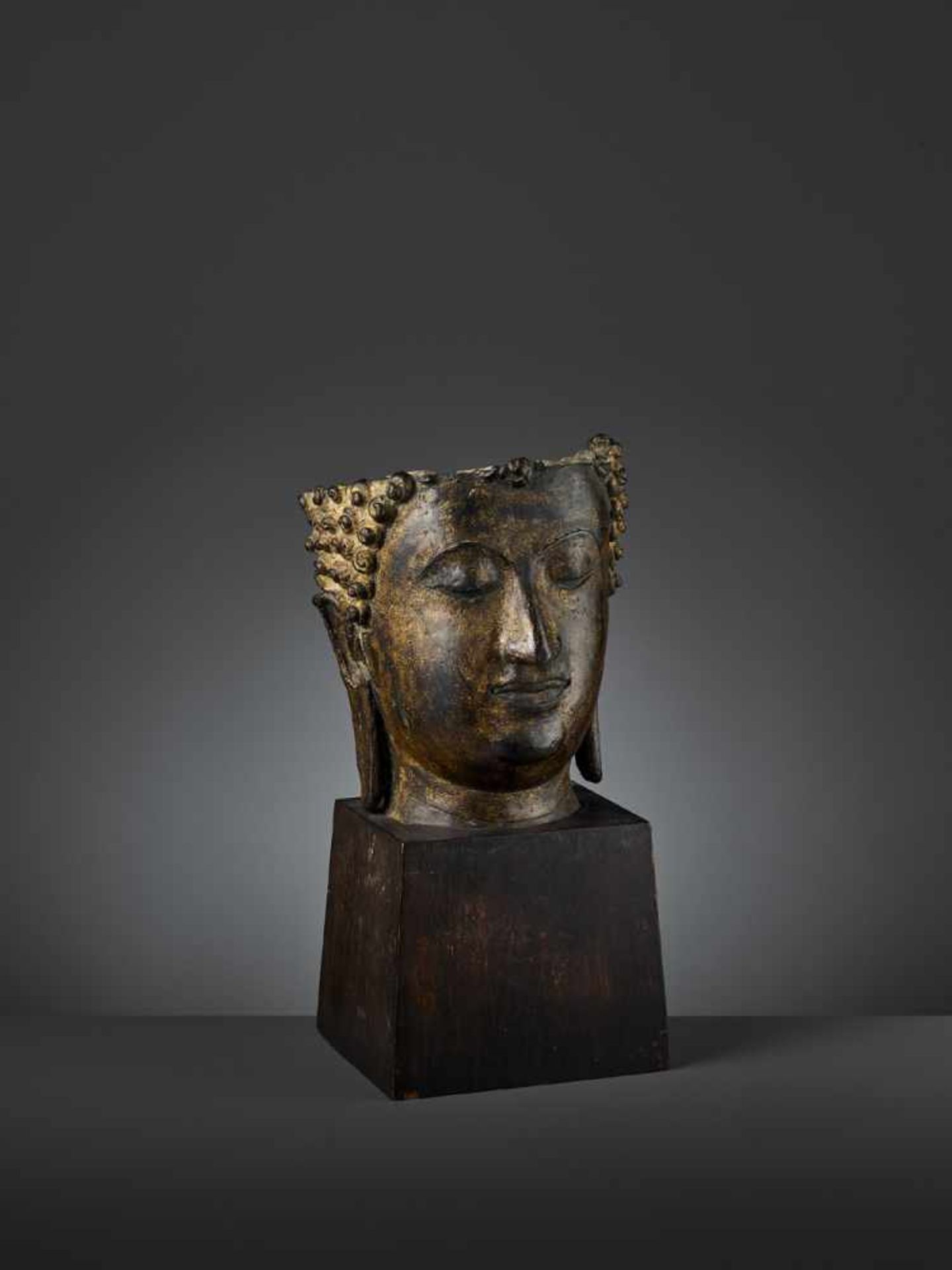 AN IMPRESSIVE AND LARGE BRONZE BUDDHA HEAD Thailand, Sukhothai, 15th – 16th century. Heavily cast - Image 9 of 10