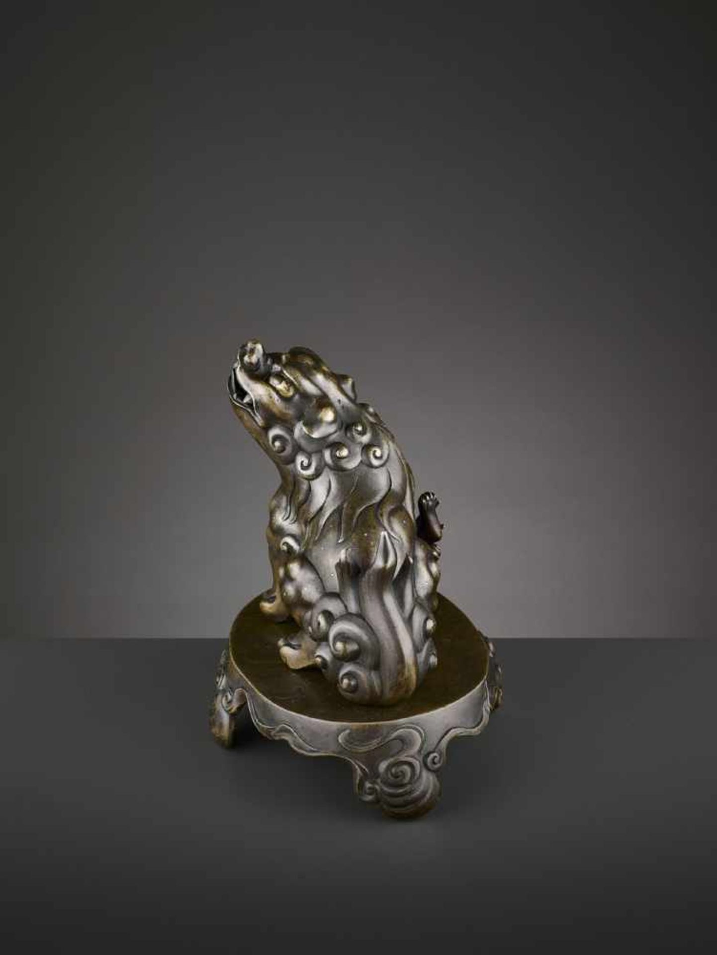 A SILVER- AND GOLD-INLAID BRONZE CENSER, KANGXI China, early 18th century. Heavily cast as a - Image 6 of 12