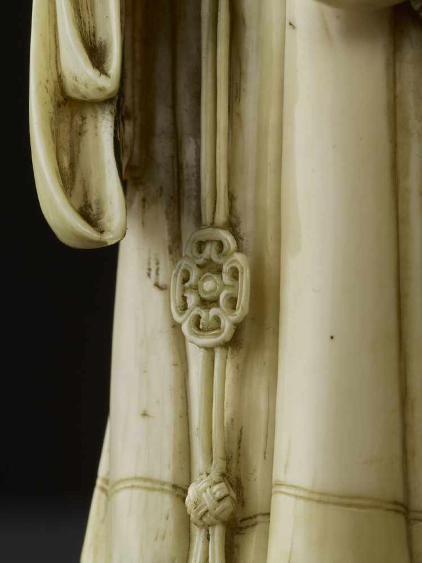 A FINE IVORY COURT LADY China, 18th century. The slender lady elegantly carved with her hair tied - Image 4 of 12