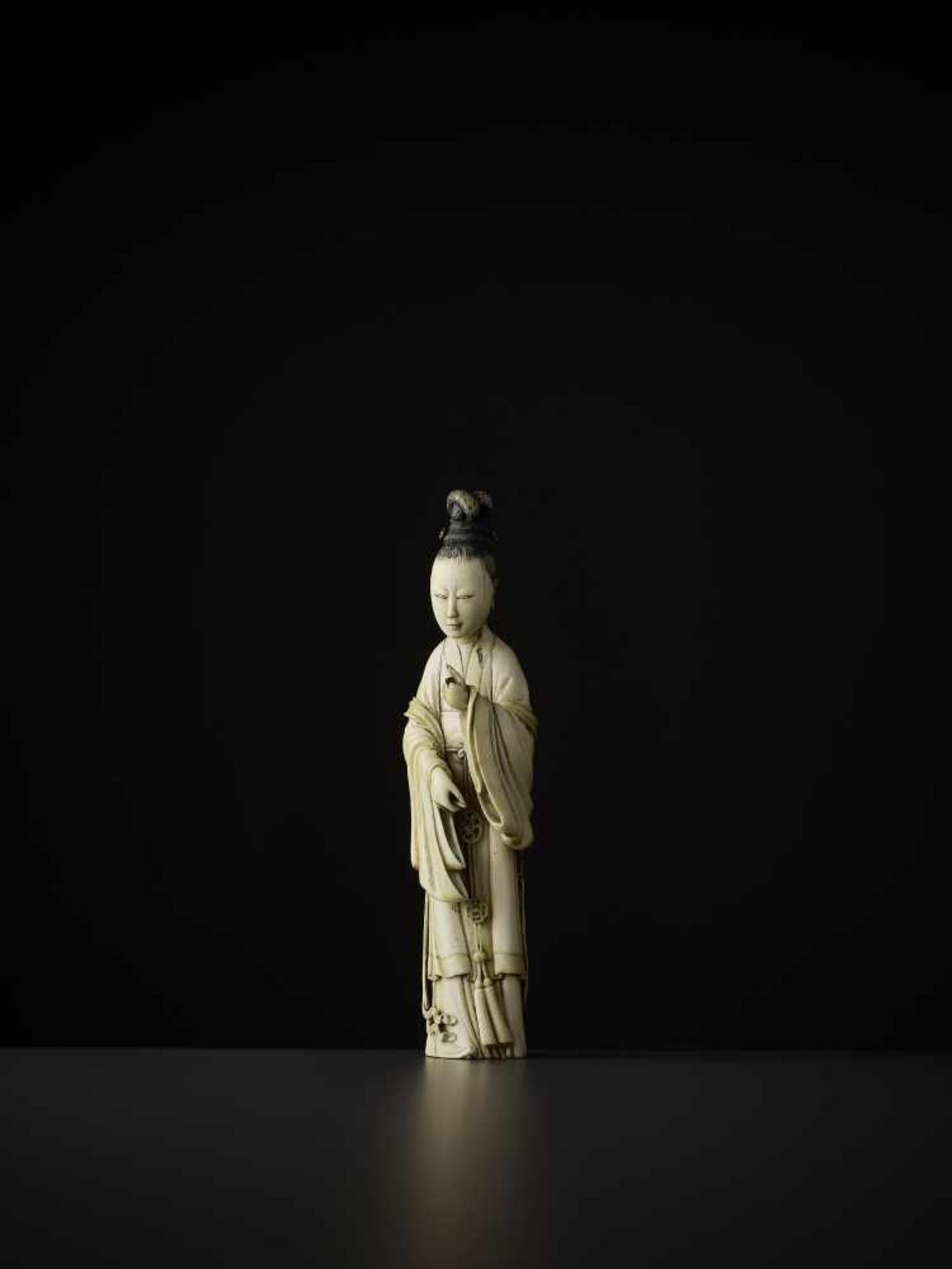 A FINE IVORY COURT LADY China, 18th century. The slender lady elegantly carved with her hair tied