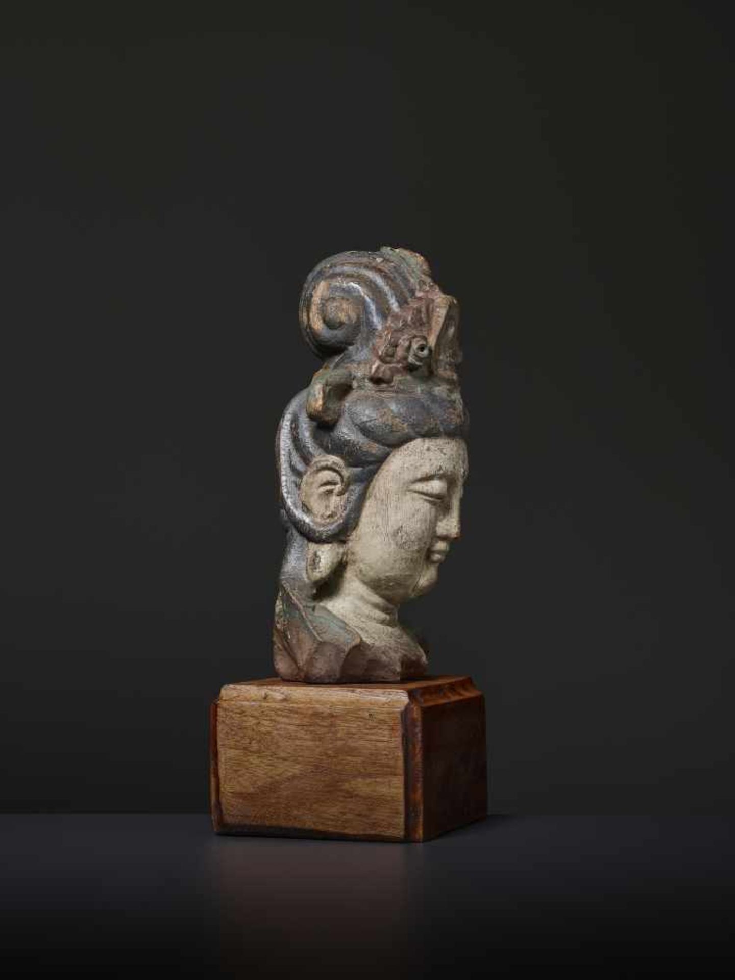 A LACQUERED WOOD HEAD OF GUANYIN, MING China, 1368-1644. The bodhisattva is carved with a high - Image 5 of 7