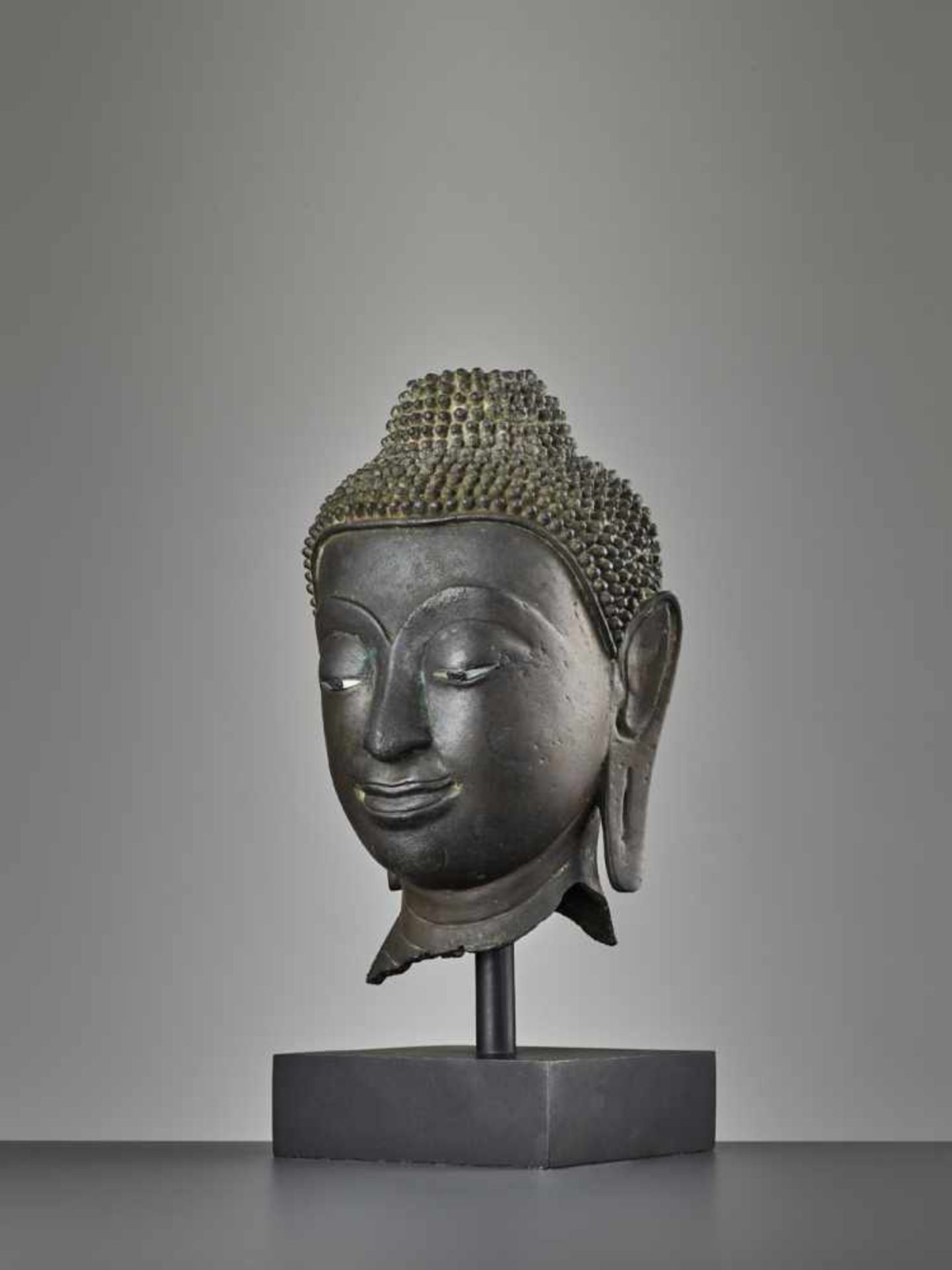 A SUKHOTHAI BRONZE HEAD OF BUDDHA, KAMPHAENG PHET Thailand, 15th century. Bronze with eyes inlaid in - Image 5 of 11
