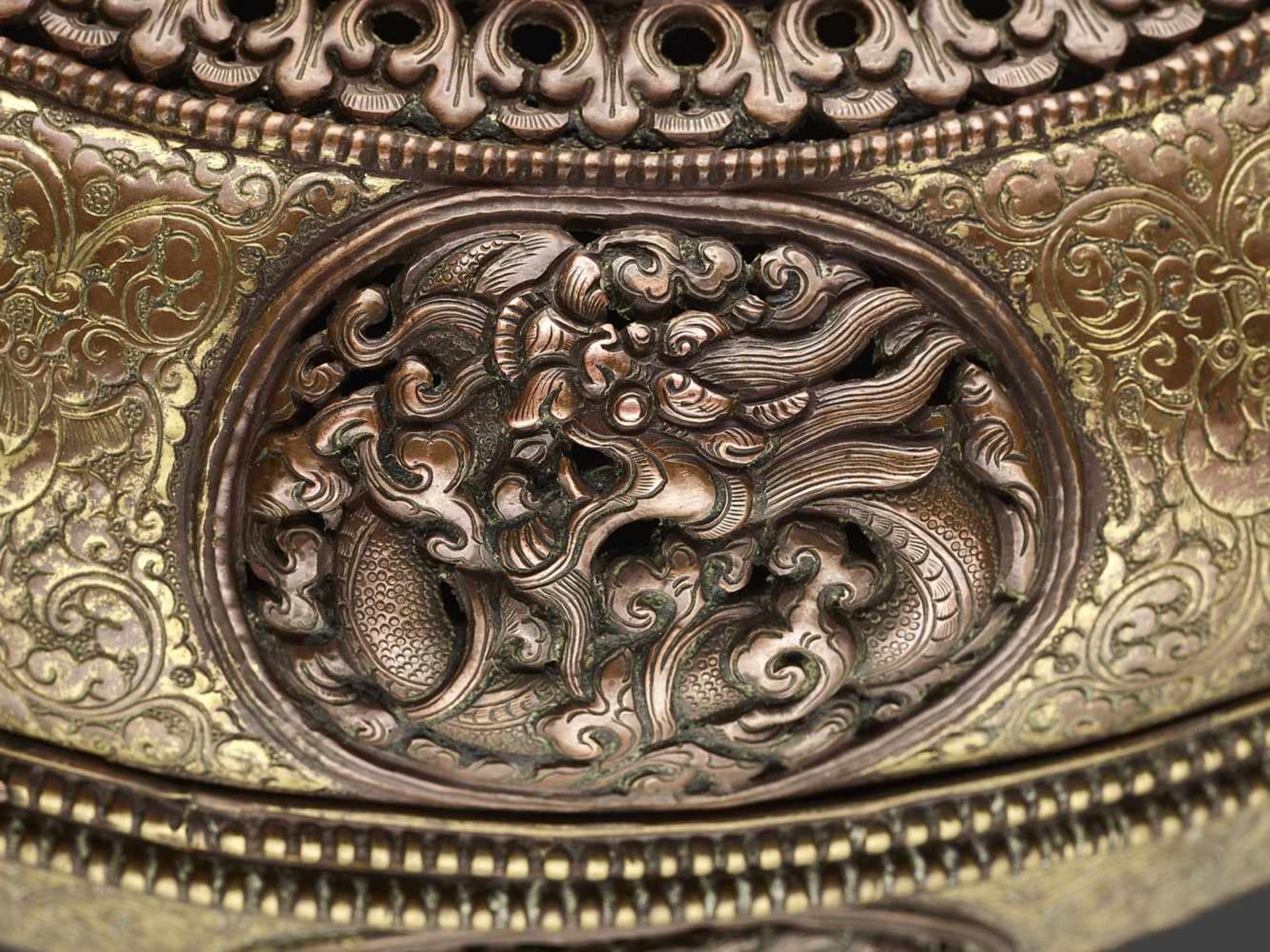 A GILT COPPER REPOUSSÉ RICE CONTAINER Tibet, 17th – 18th century. Finely engraved, embossed and - Image 4 of 9
