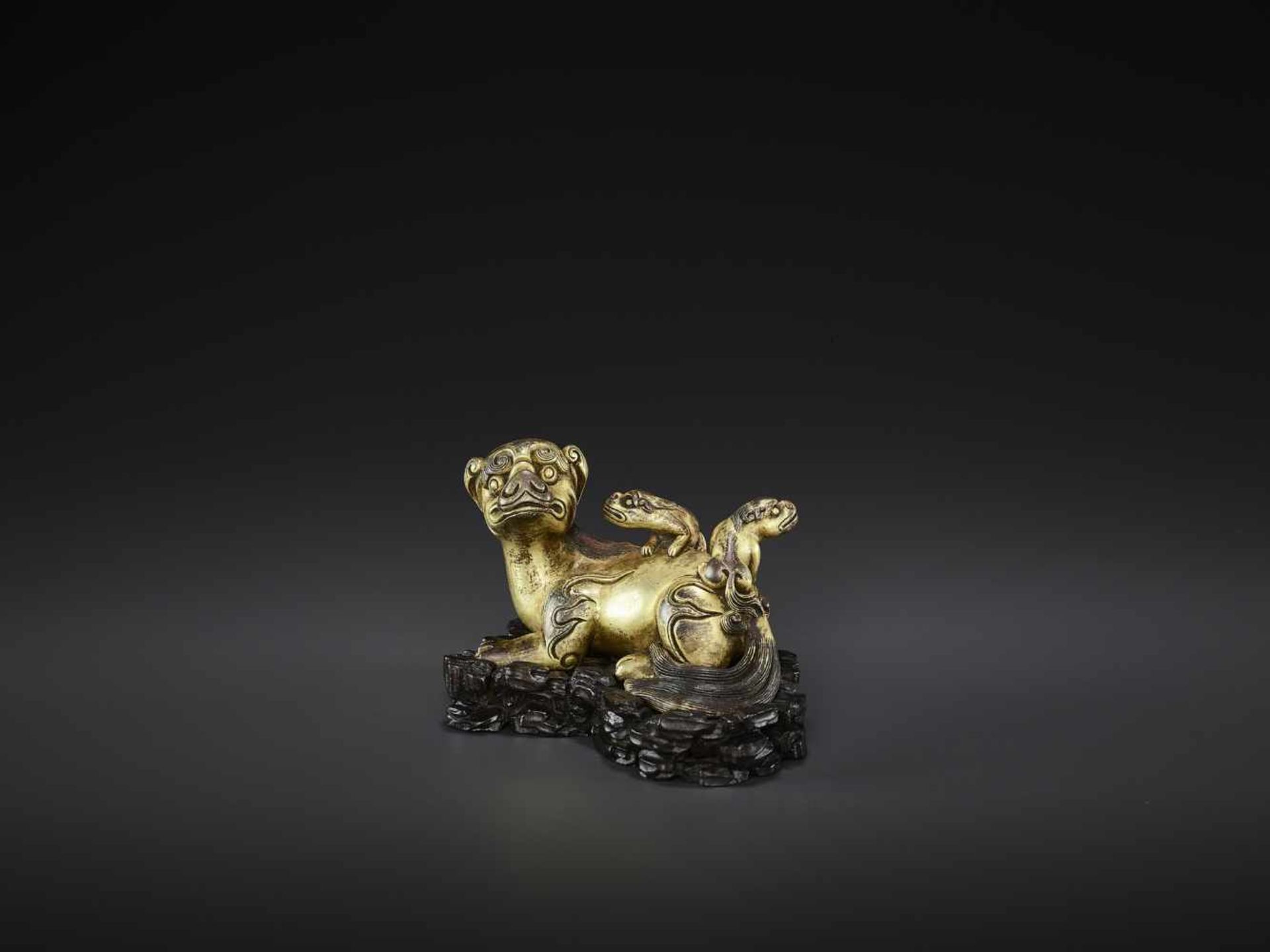 A FINE BUDDHIST LION GILT-BRONZE SCROLL WEIGHT, KANGXI China, 1662-1722. The mythical beast finely - Image 4 of 12
