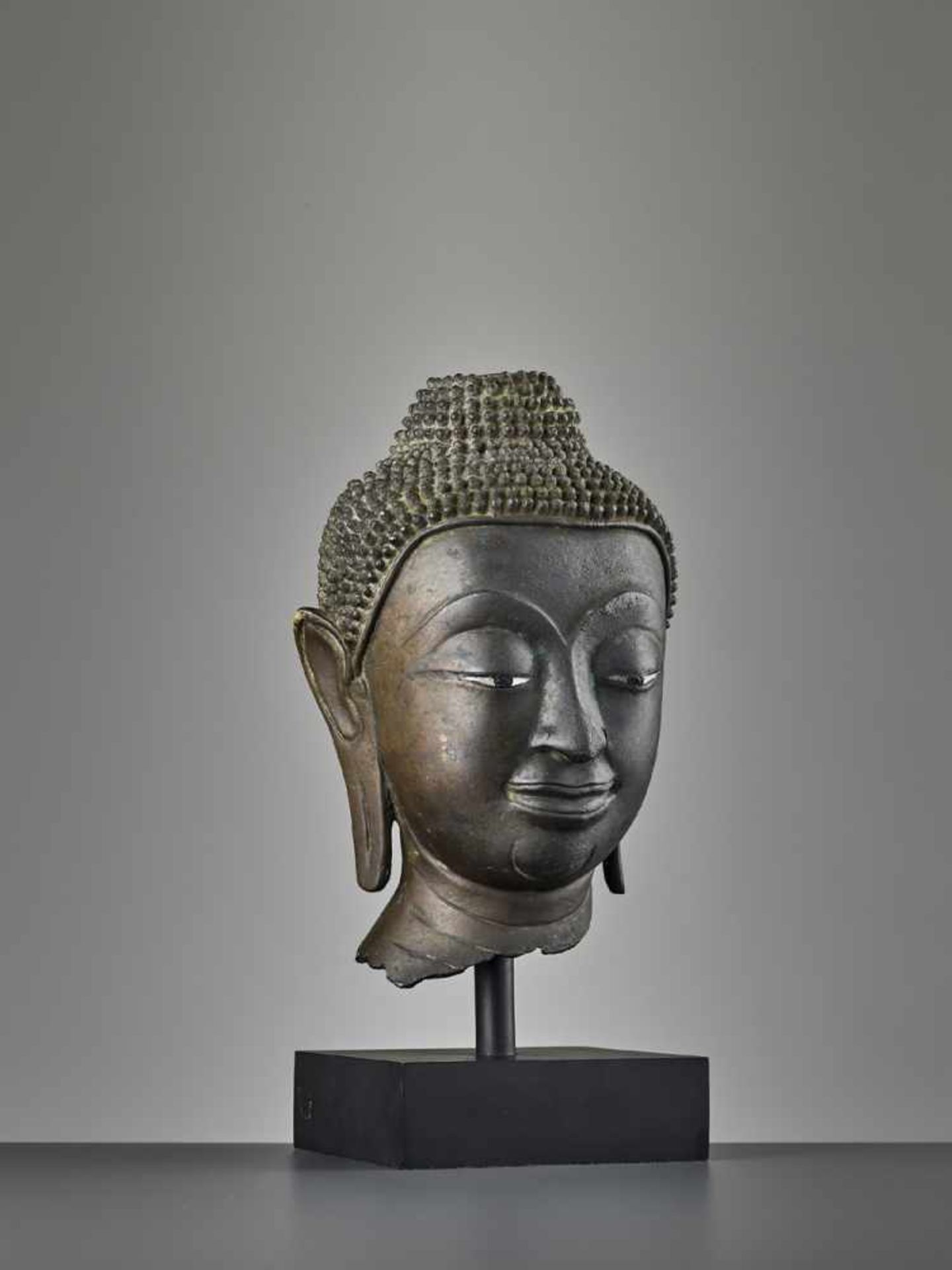 A SUKHOTHAI BRONZE HEAD OF BUDDHA, KAMPHAENG PHET Thailand, 15th century. Bronze with eyes inlaid in - Image 9 of 11