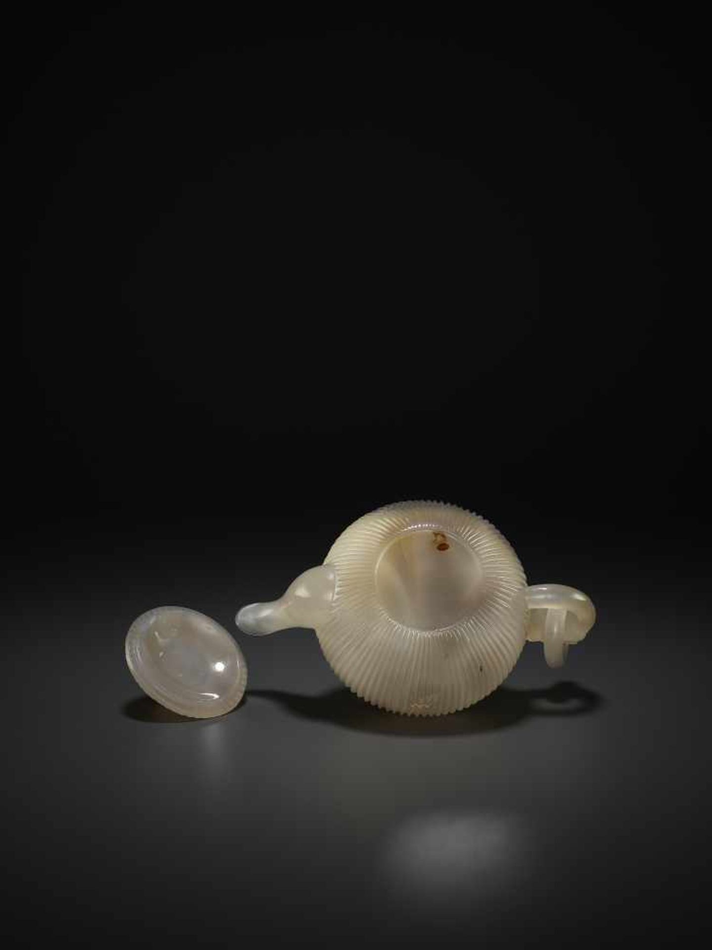 A MUGHAL STYLE AGATE TEAPOT, QING DYNASTY China, 1644-1911. Finely carved with a ribbed body and - Image 10 of 11