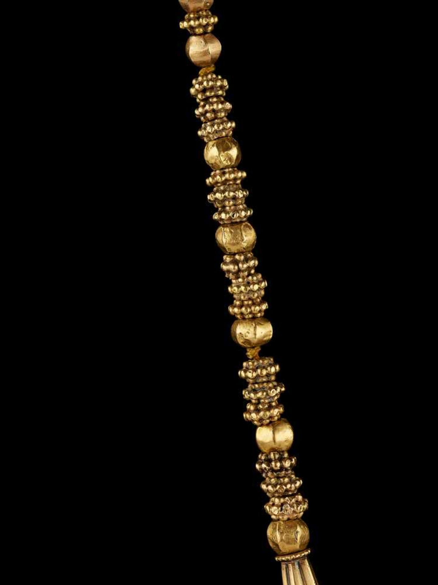 A TODA ‘BULLS HEAD’ GOLD NECKLACE Southern India, mid-19th to early 20th century. The central - Image 3 of 10