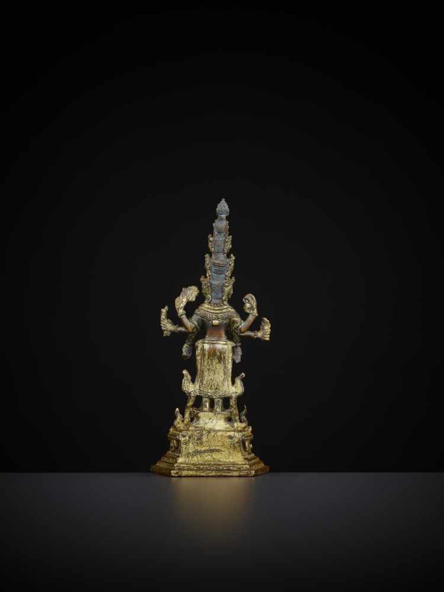 AN EKADASHAMUKHA BRONZE 18TH CENTURY Sino-Tibetan. Gilt and finely incised bronze with - Bild 5 aus 8