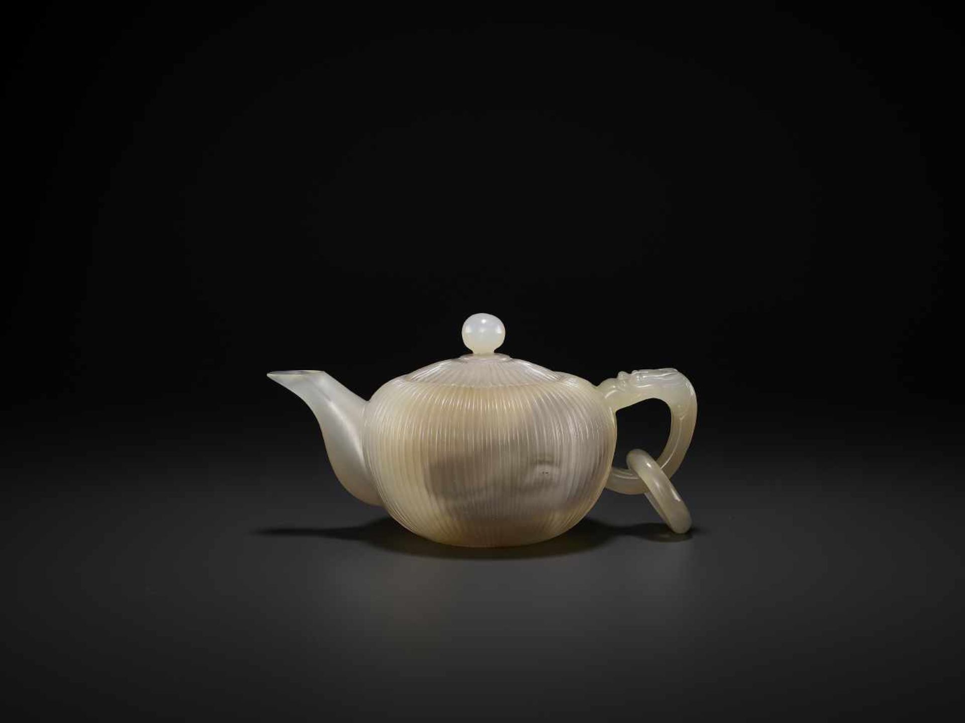 A MUGHAL STYLE AGATE TEAPOT, QING DYNASTY China, 1644-1911. Finely carved with a ribbed body and