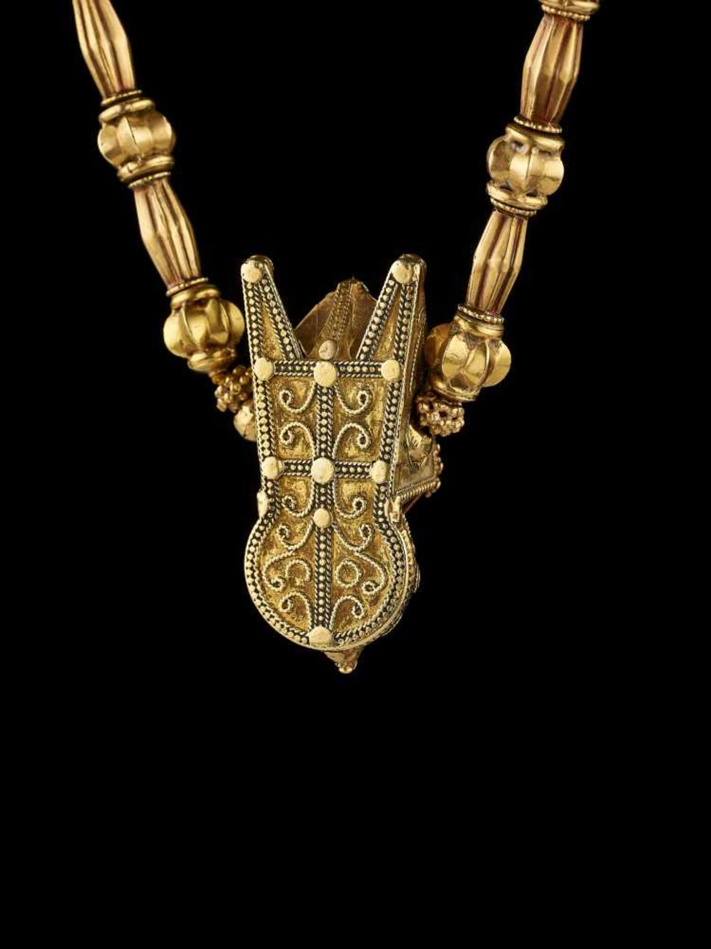A TODA ‘BULLS HEAD’ GOLD NECKLACE Southern India, mid-19th to early 20th century. The central - Image 5 of 10