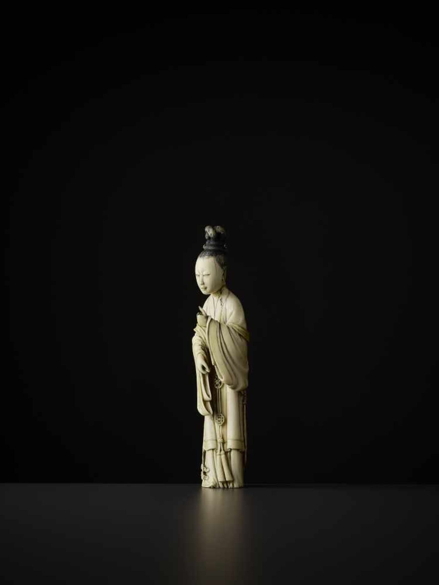 A FINE IVORY COURT LADY China, 18th century. The slender lady elegantly carved with her hair tied - Image 5 of 12