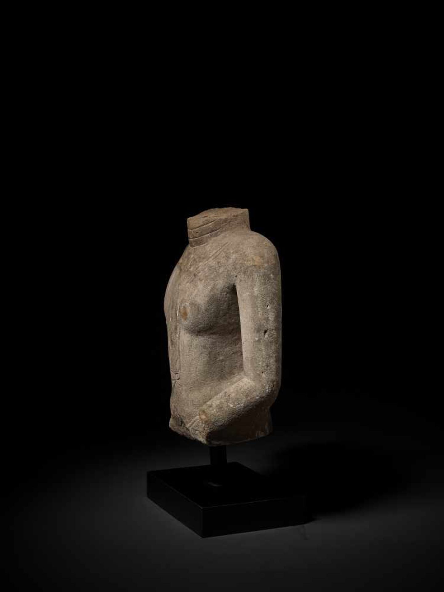 A LARGE SANDSTONE TORSO OF BUDDHA Thailand, Kingdom of Ayudhya, 15th – 16th century. Wearing a - Image 3 of 6