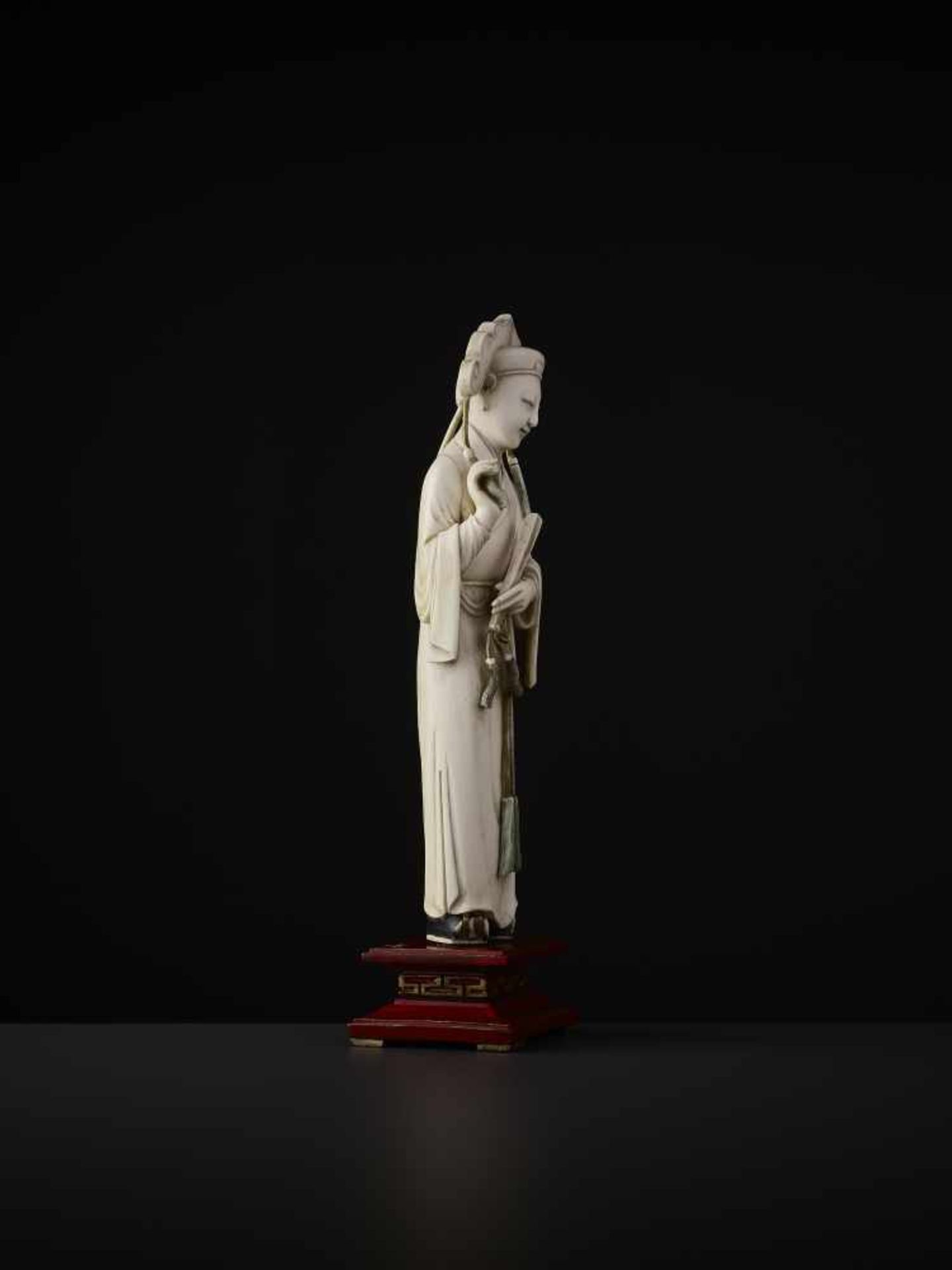 A MANCHU COURTIER IVORY FIGURE, QING China, 19th century. Openwork carving from a single piece of - Image 7 of 8