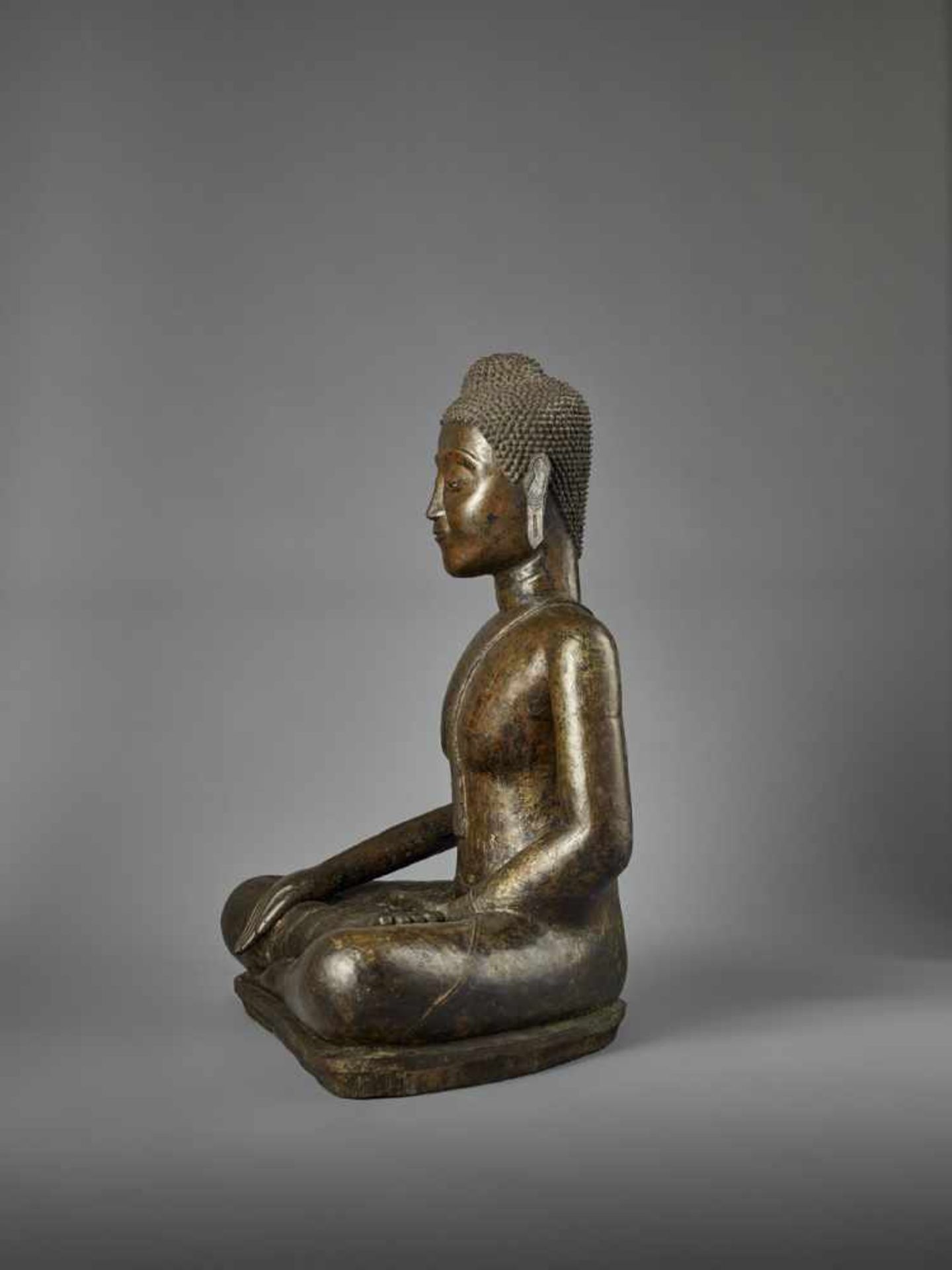 A VERY LARGE BUDDHA SHAKYAMUNI BRONZE Thailand, Kingdom of Ayudhya, 16th – 18th century. The - Image 3 of 10