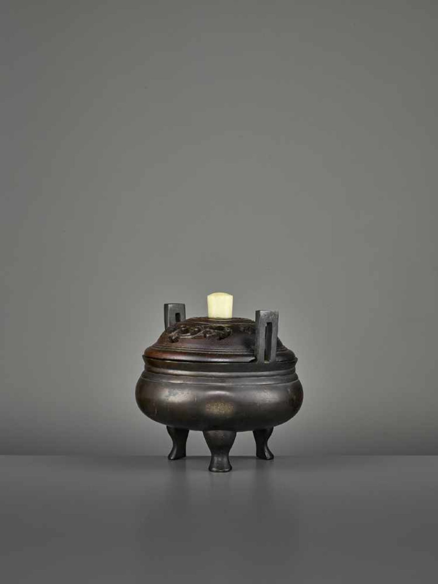 A BRONZE TRIPOD CENSER, MING China, 17th century. The incense burner standing on three feet, with - Image 9 of 11