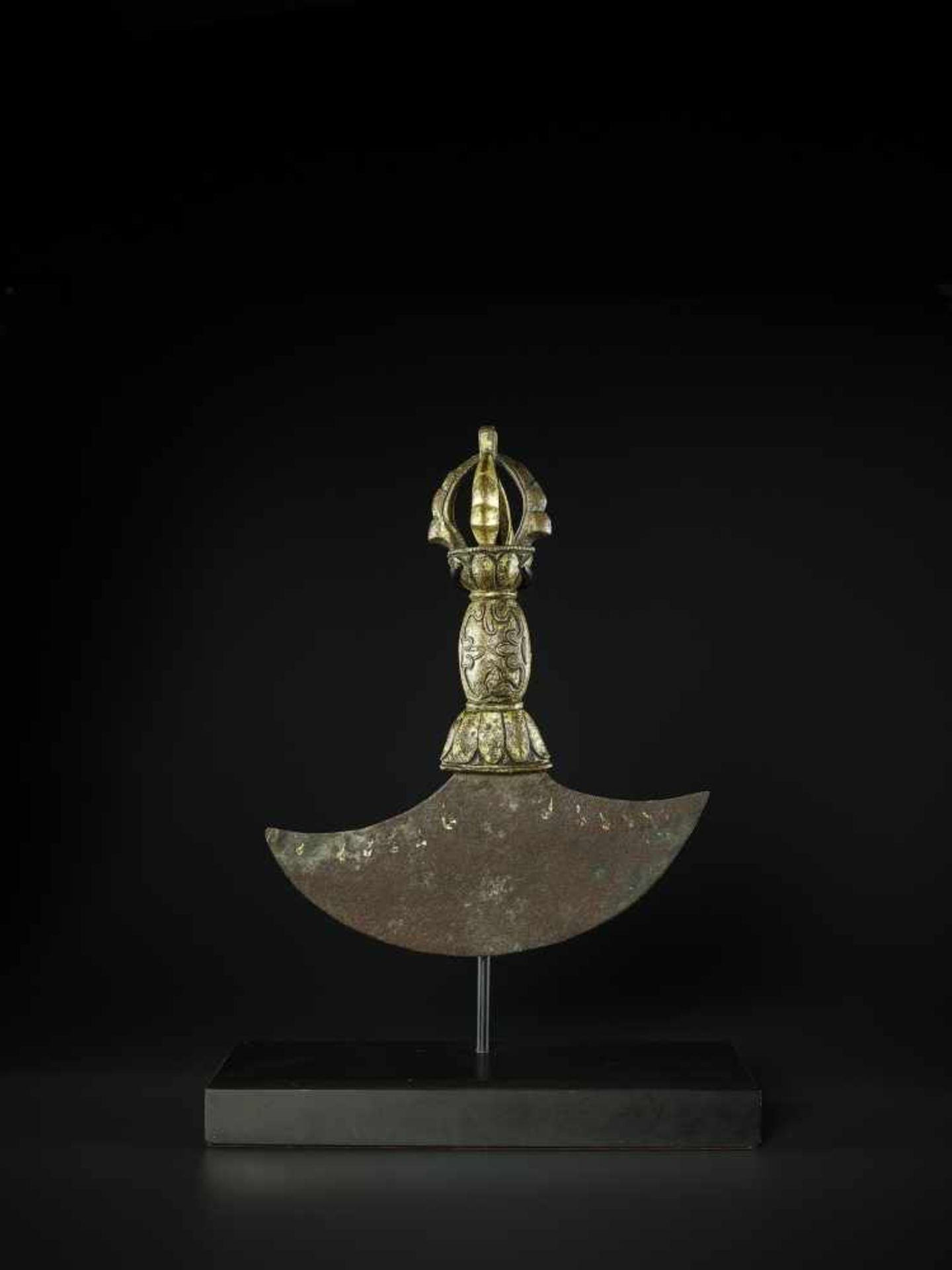 A KARTIKA FLAYING KNIFE, TIBET 17TH CENTURY The crescent-shaped iron blade inlaid in gold with wisps - Image 8 of 9