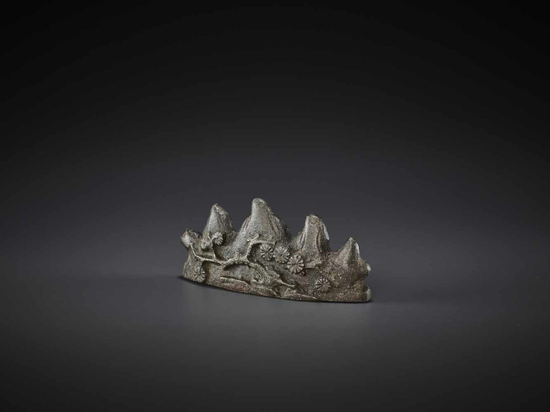 A BRONZE ‘MOUNTAIN’ BRUSH REST, MING China, 16th-17th century. Cast in the form of a five-peak - Bild 3 aus 11