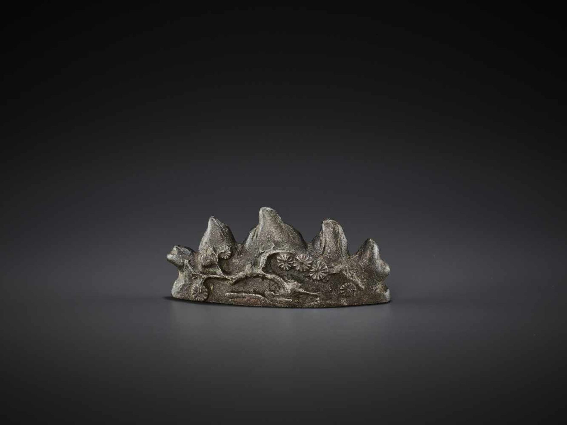 A BRONZE ‘MOUNTAIN’ BRUSH REST, MING China, 16th-17th century. Cast in the form of a five-peak - Bild 2 aus 11