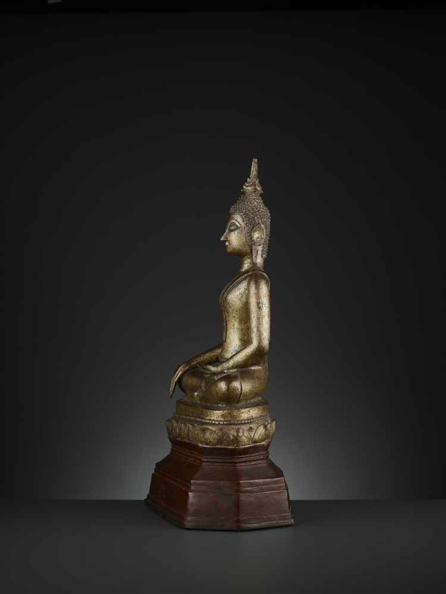 A GILT BRONZE STATUE OF BUDDHA SHAKYAMUNI Laos, 17th – 18th century. Massively cast seated in - Image 4 of 6