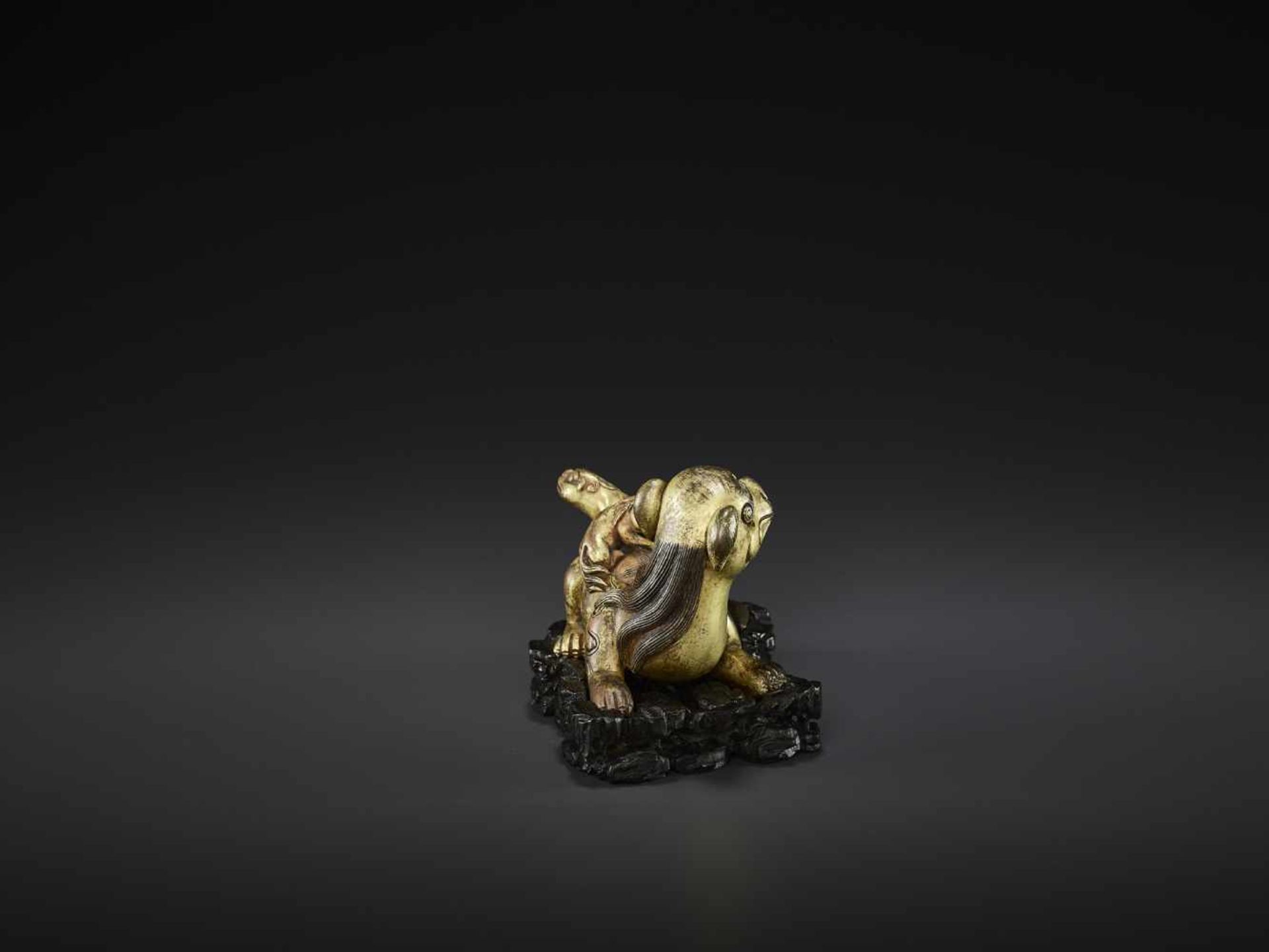 A FINE BUDDHIST LION GILT-BRONZE SCROLL WEIGHT, KANGXI China, 1662-1722. The mythical beast finely - Image 7 of 12