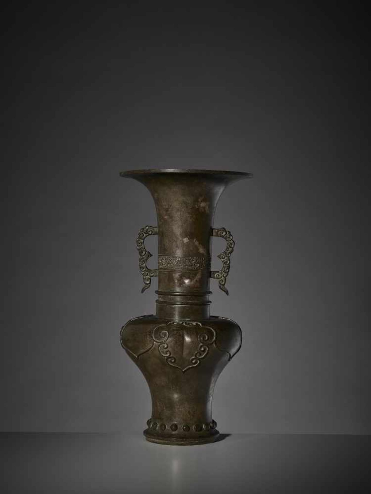 A LARGE BRONZE YEN YEN VASE China, 17th - 18th century. The wideshouldered body surmounted by a tall - Image 4 of 8