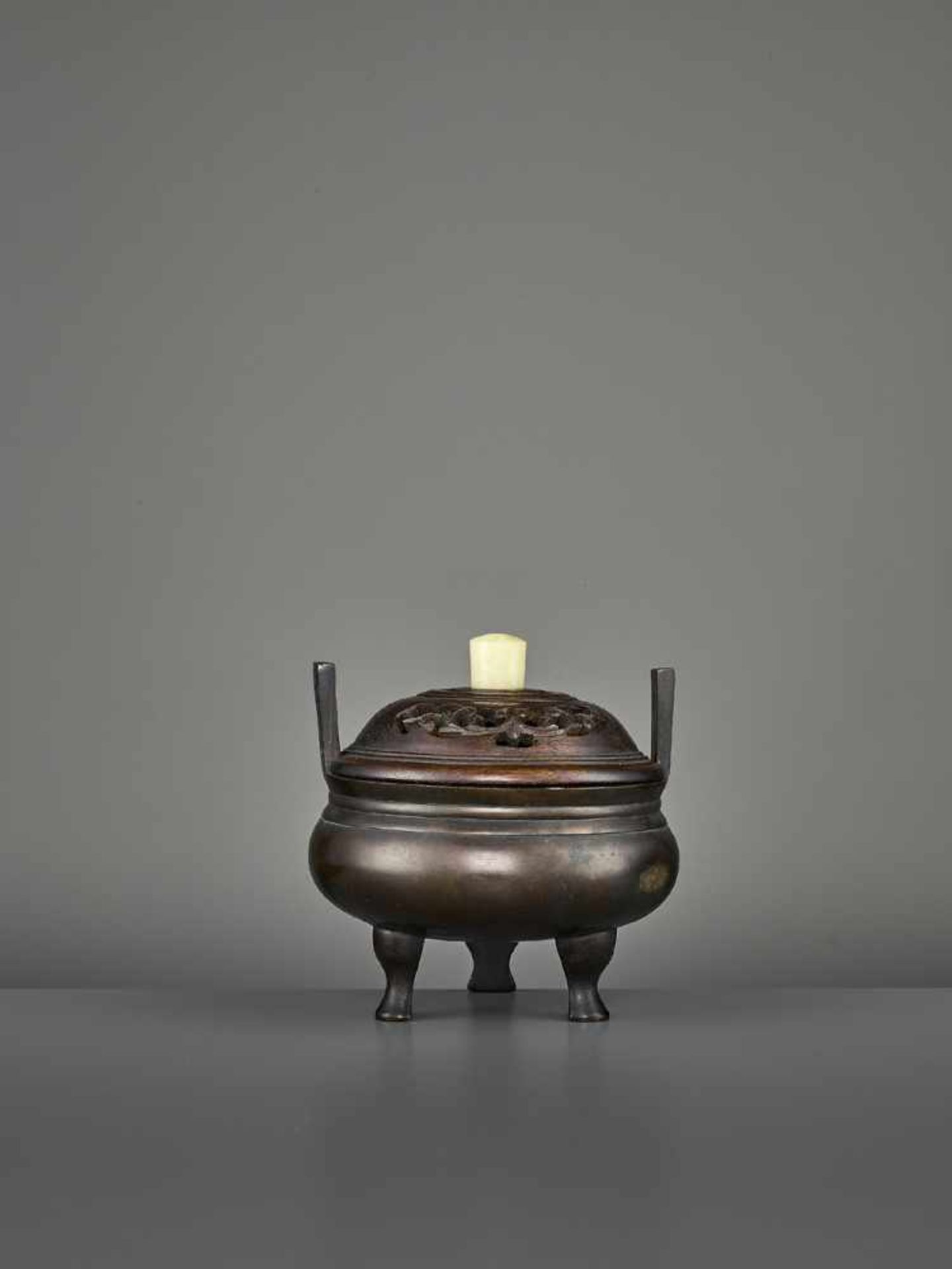 A BRONZE TRIPOD CENSER, MING China, 17th century. The incense burner standing on three feet, with - Bild 8 aus 11