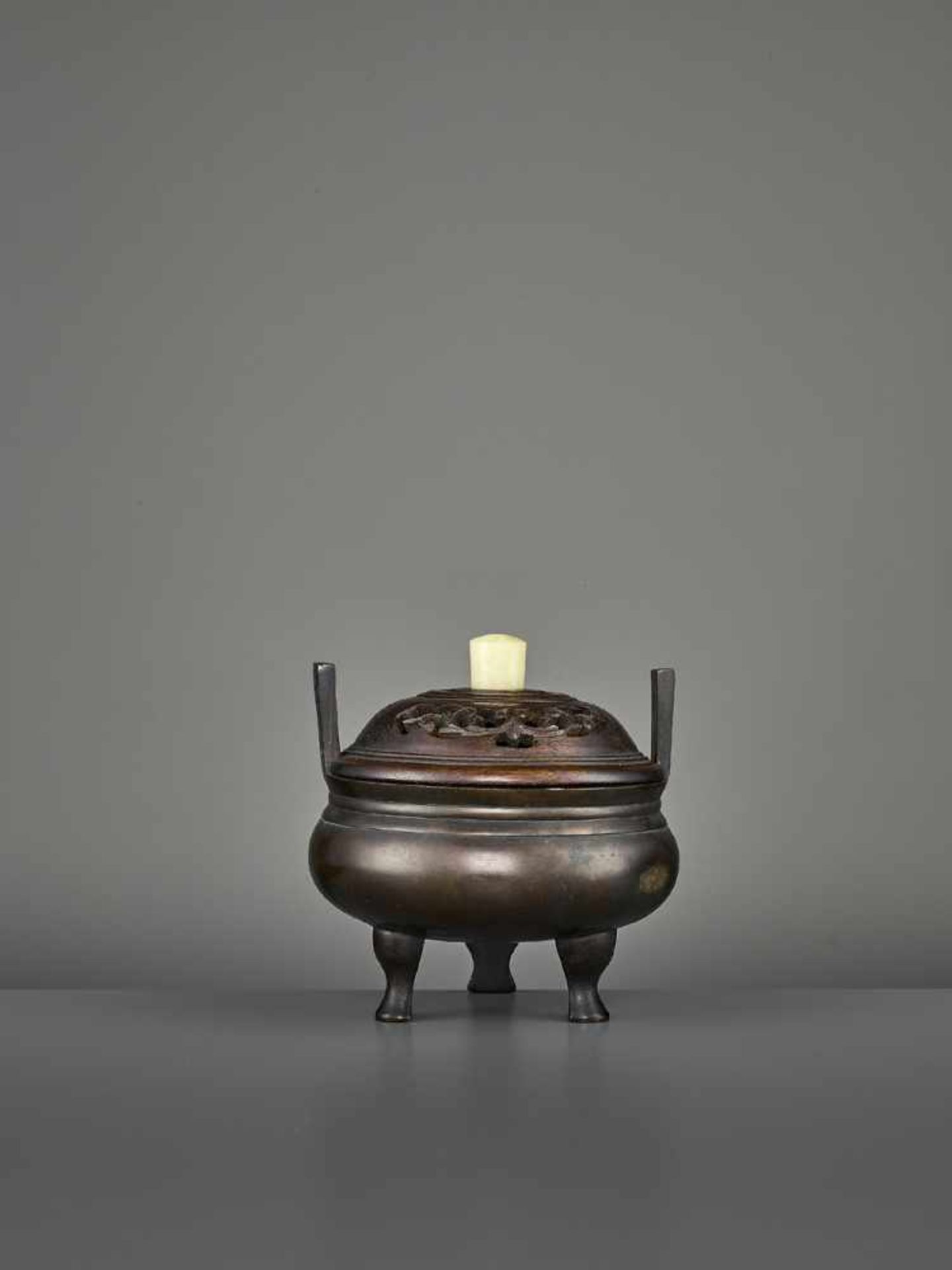 A BRONZE TRIPOD CENSER, MING China, 17th century. The incense burner standing on three feet, with - Image 8 of 11