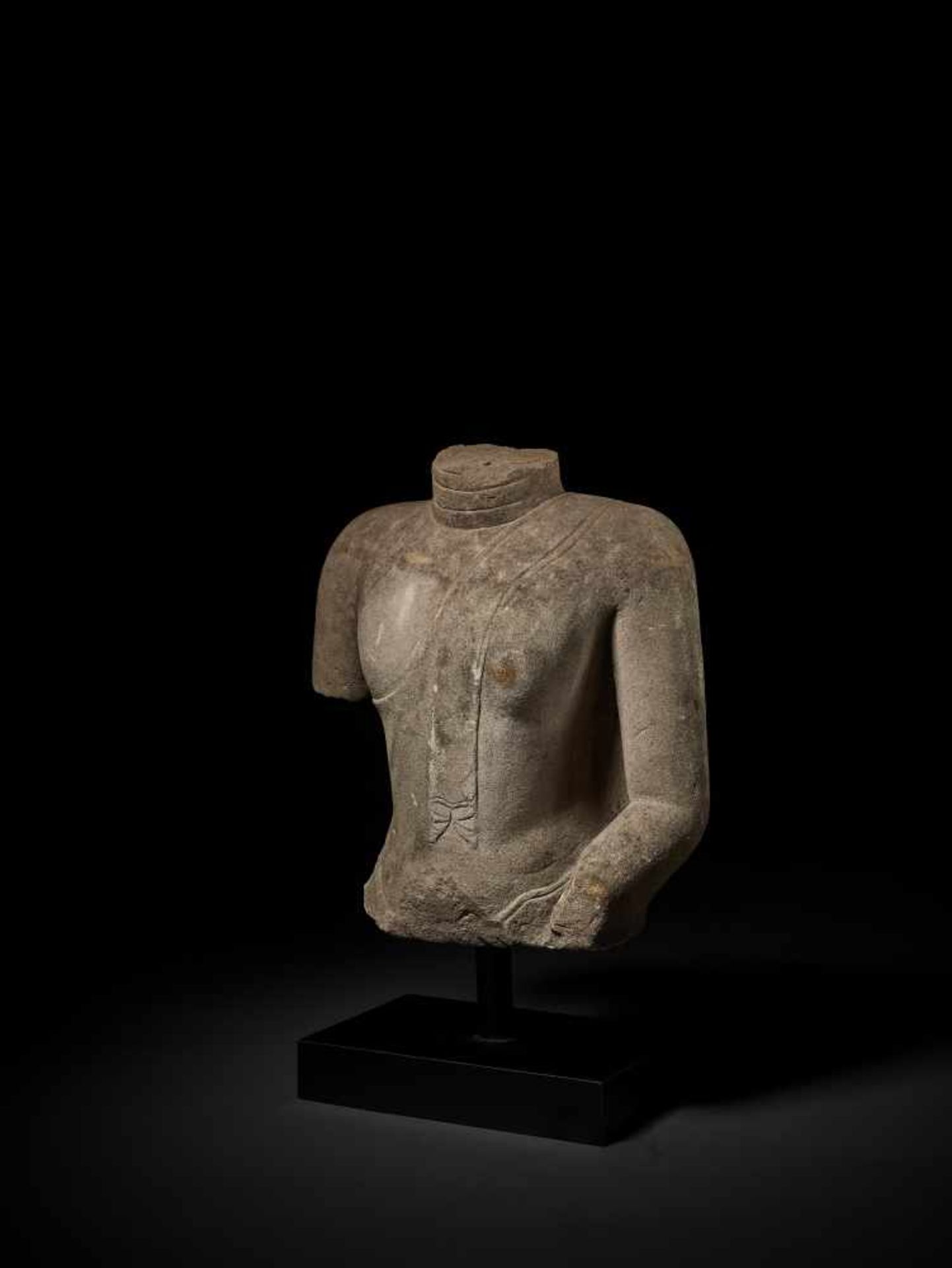 A LARGE SANDSTONE TORSO OF BUDDHA Thailand, Kingdom of Ayudhya, 15th – 16th century. Wearing a - Image 2 of 6