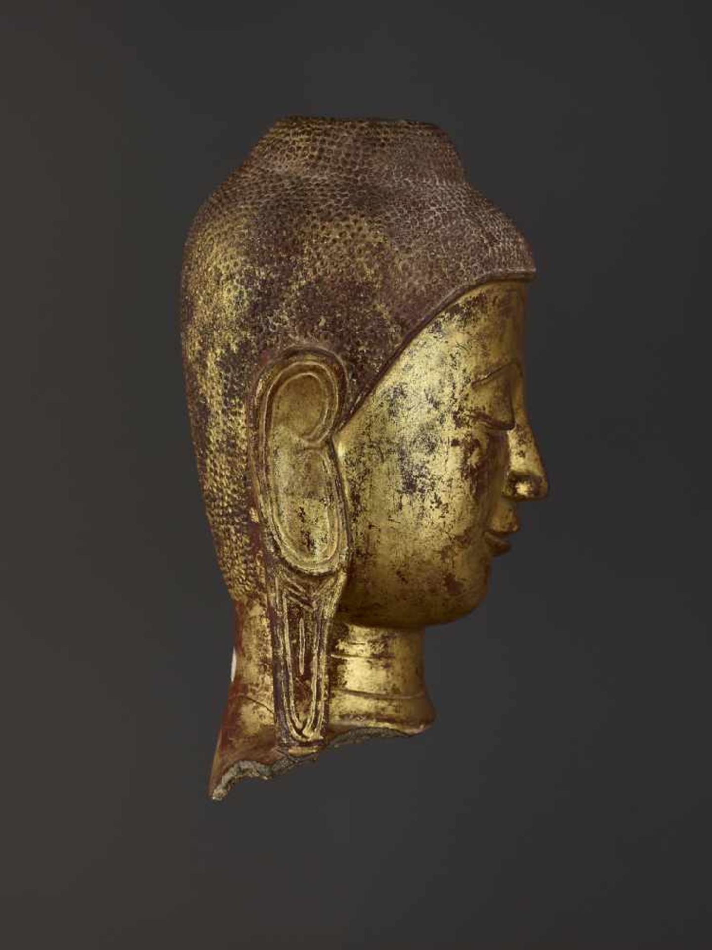 A RARE DRY LACQUER HEAD OF BUDDHA Burma, 18th – earlier 19th century. A large and finely gilt - Image 5 of 9