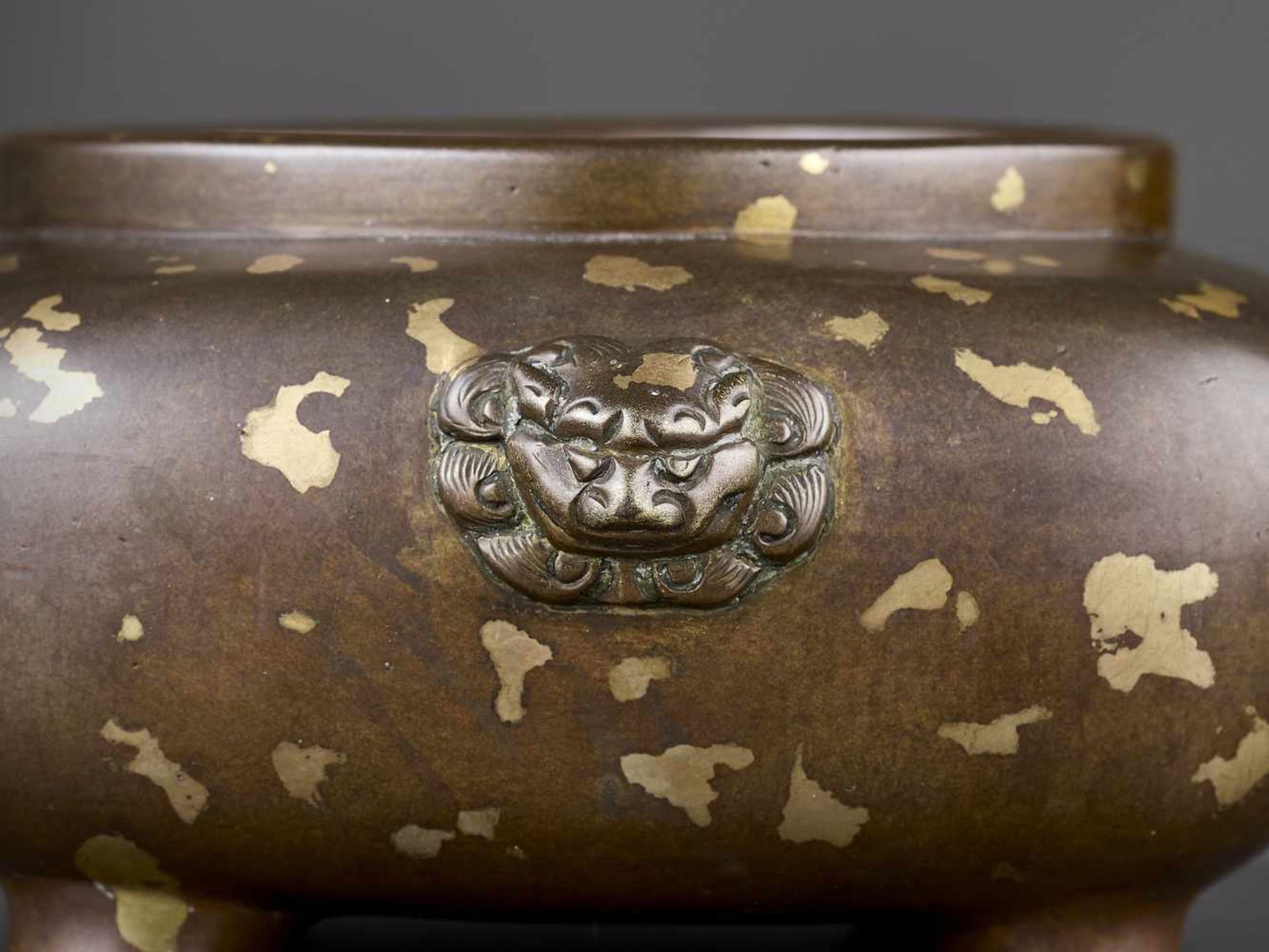 A GOLD-SPLASHED CENSER, 18TH CENTURY China. The square body with low rounded sides rising from - Image 3 of 11