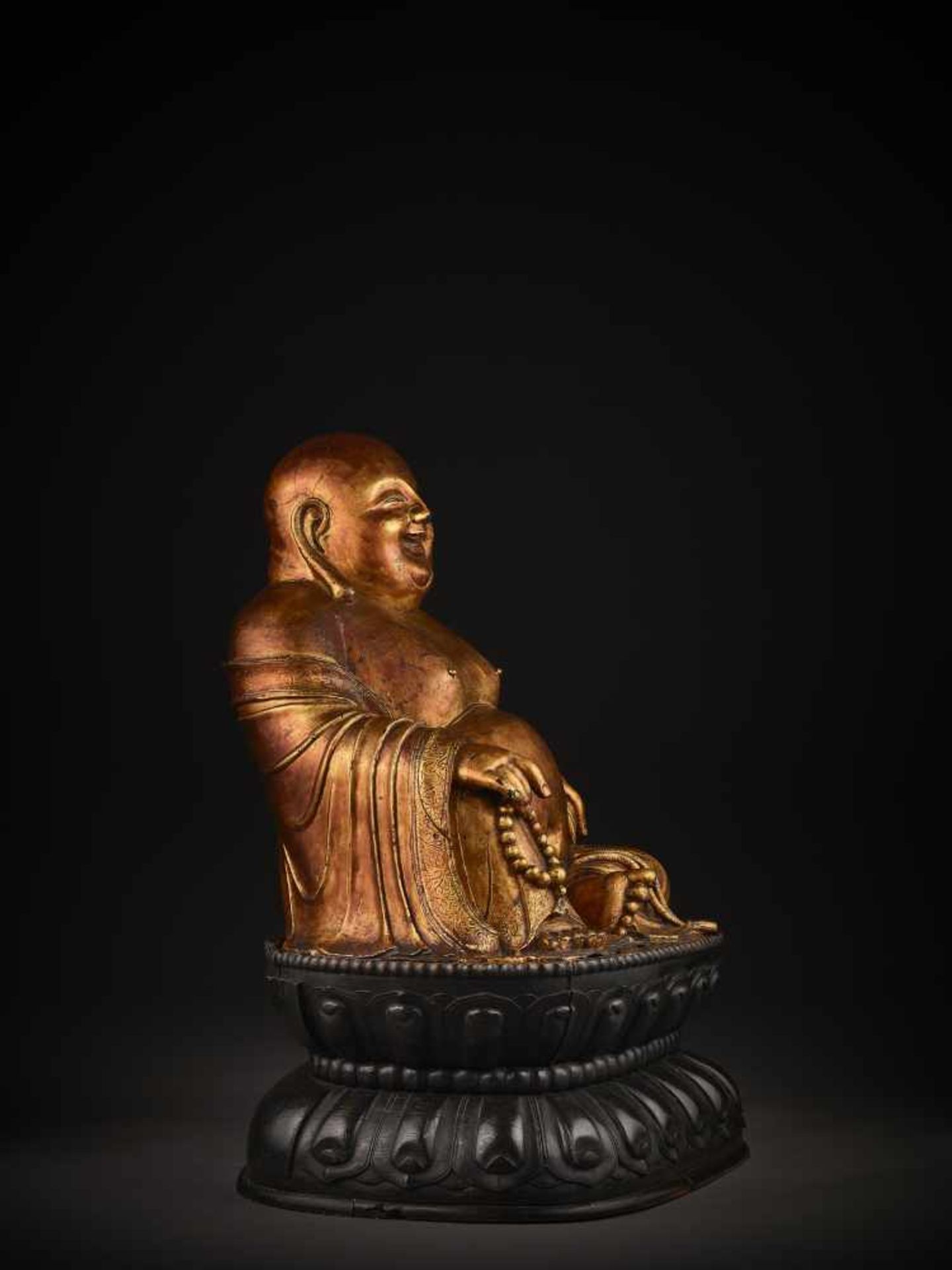 A LARGE GILT BRONZE FIGURE OF BUDAI China, 1368-1644. The smiling, corpulent figure is shown - Image 5 of 14