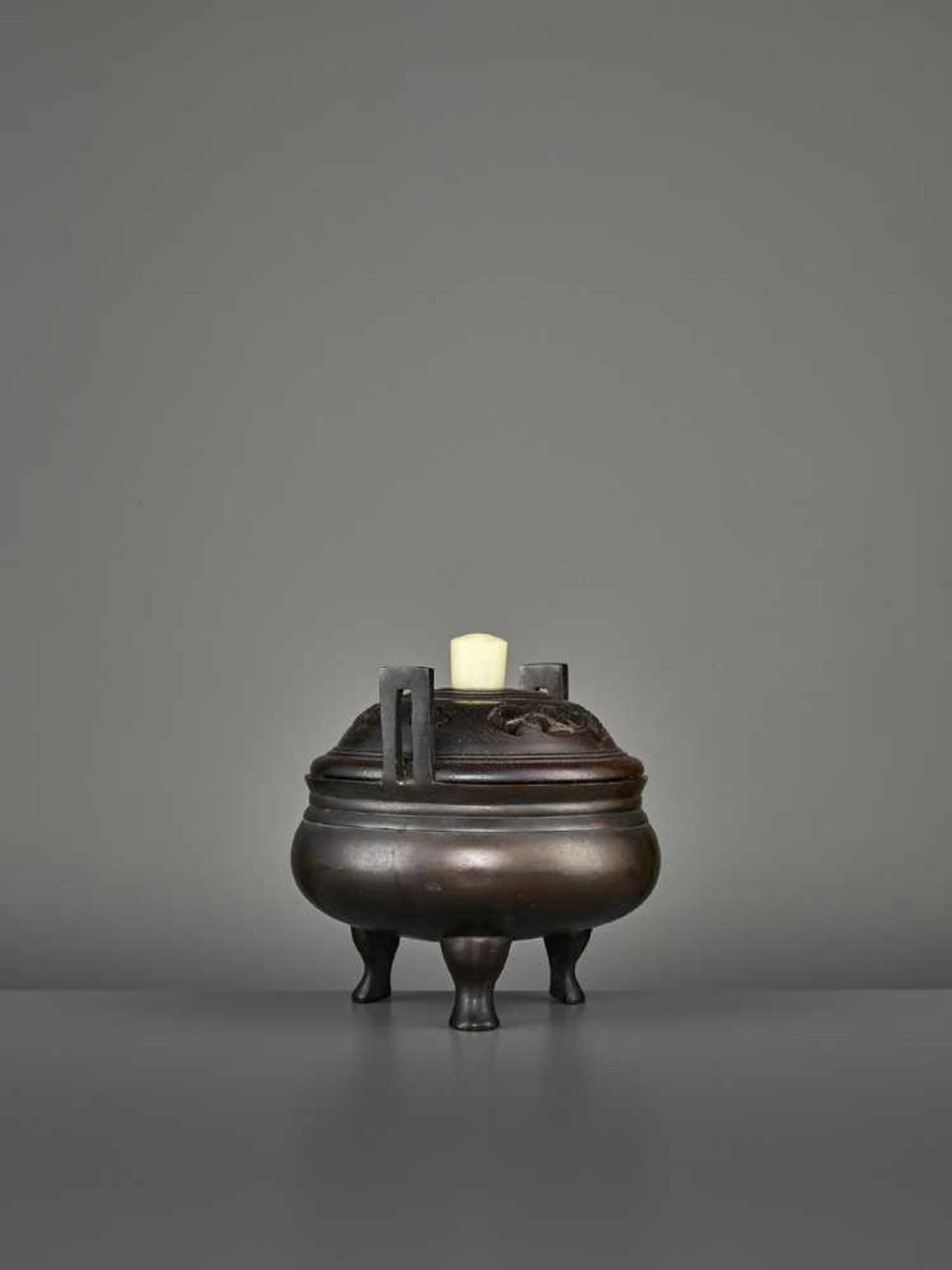 A BRONZE TRIPOD CENSER, MING China, 17th century. The incense burner standing on three feet, with - Image 4 of 11