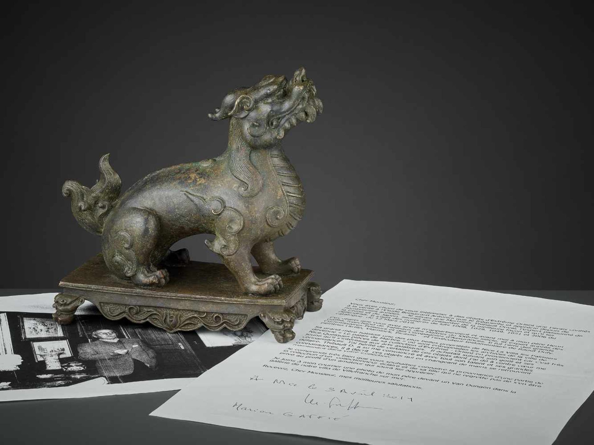 A BRONZE FIGURE OF A QILIN, QIANLONG SIX-CHARACTER MARK AND OF THE PERIOD China, 1736-1795. The - Bild 2 aus 15