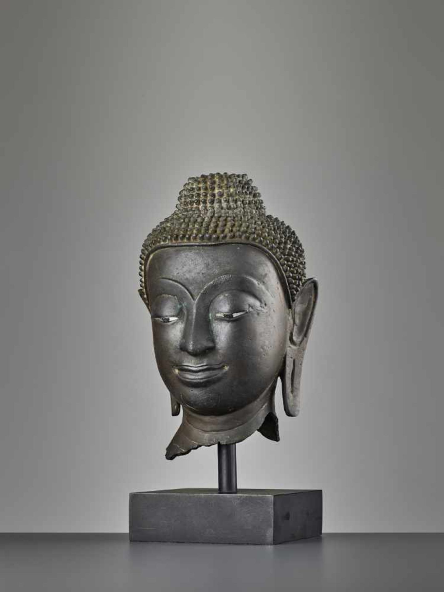 A SUKHOTHAI BRONZE HEAD OF BUDDHA, KAMPHAENG PHET Thailand, 15th century. Bronze with eyes inlaid in - Image 4 of 11
