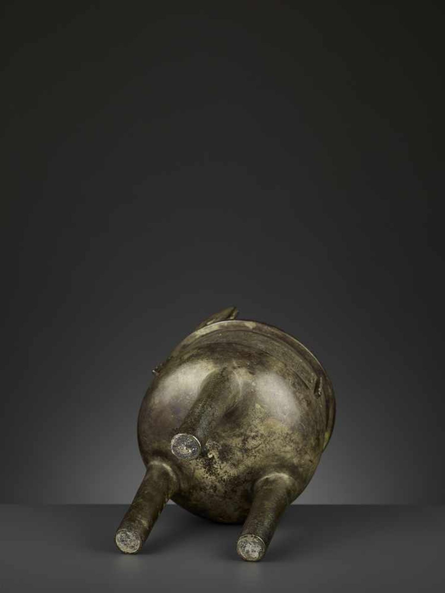 AN ARCHAISTIC BRONZE CENSER, DING China, 17th-18th century. The deep, bowl-shaped body supported - Image 7 of 10