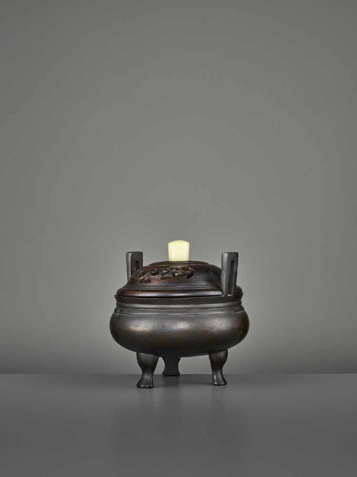 A BRONZE TRIPOD CENSER, MING China, 17th century. The incense burner standing on three feet, with - Image 3 of 11