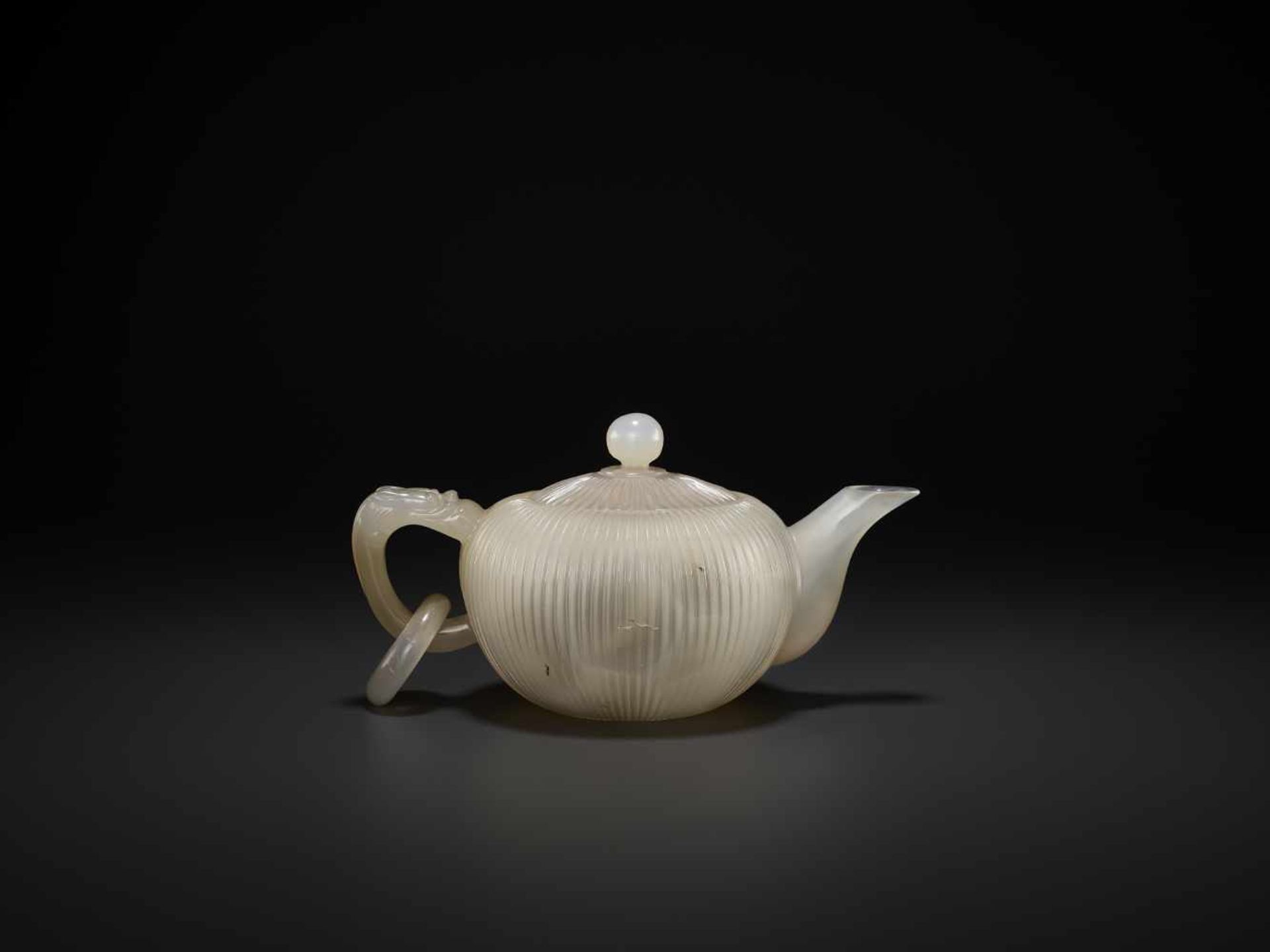 A MUGHAL STYLE AGATE TEAPOT, QING DYNASTY China, 1644-1911. Finely carved with a ribbed body and - Image 11 of 11