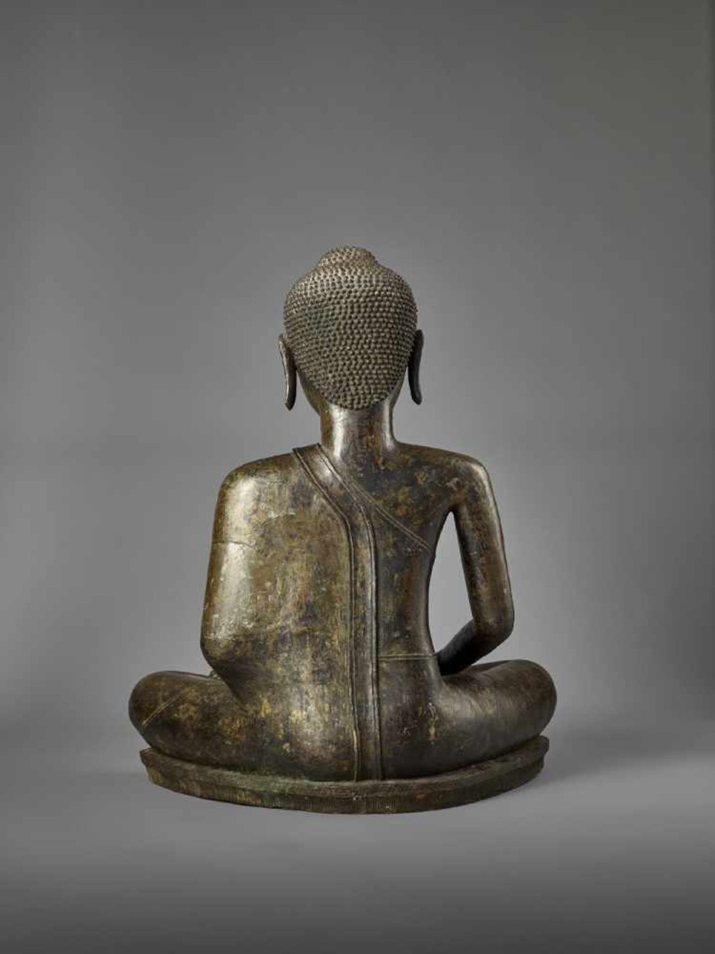 A VERY LARGE BUDDHA SHAKYAMUNI BRONZE Thailand, Kingdom of Ayudhya, 16th – 18th century. The - Image 4 of 10