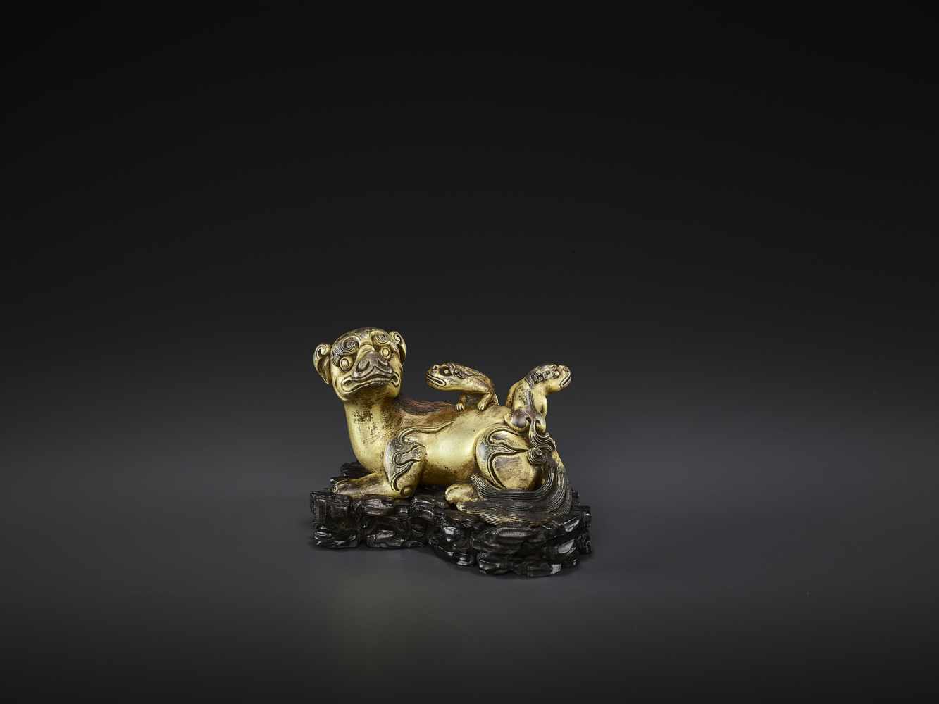 A FINE BUDDHIST LION GILT-BRONZE SCROLL WEIGHT, KANGXI China, 1662-1722. The mythical beast finely - Image 3 of 12