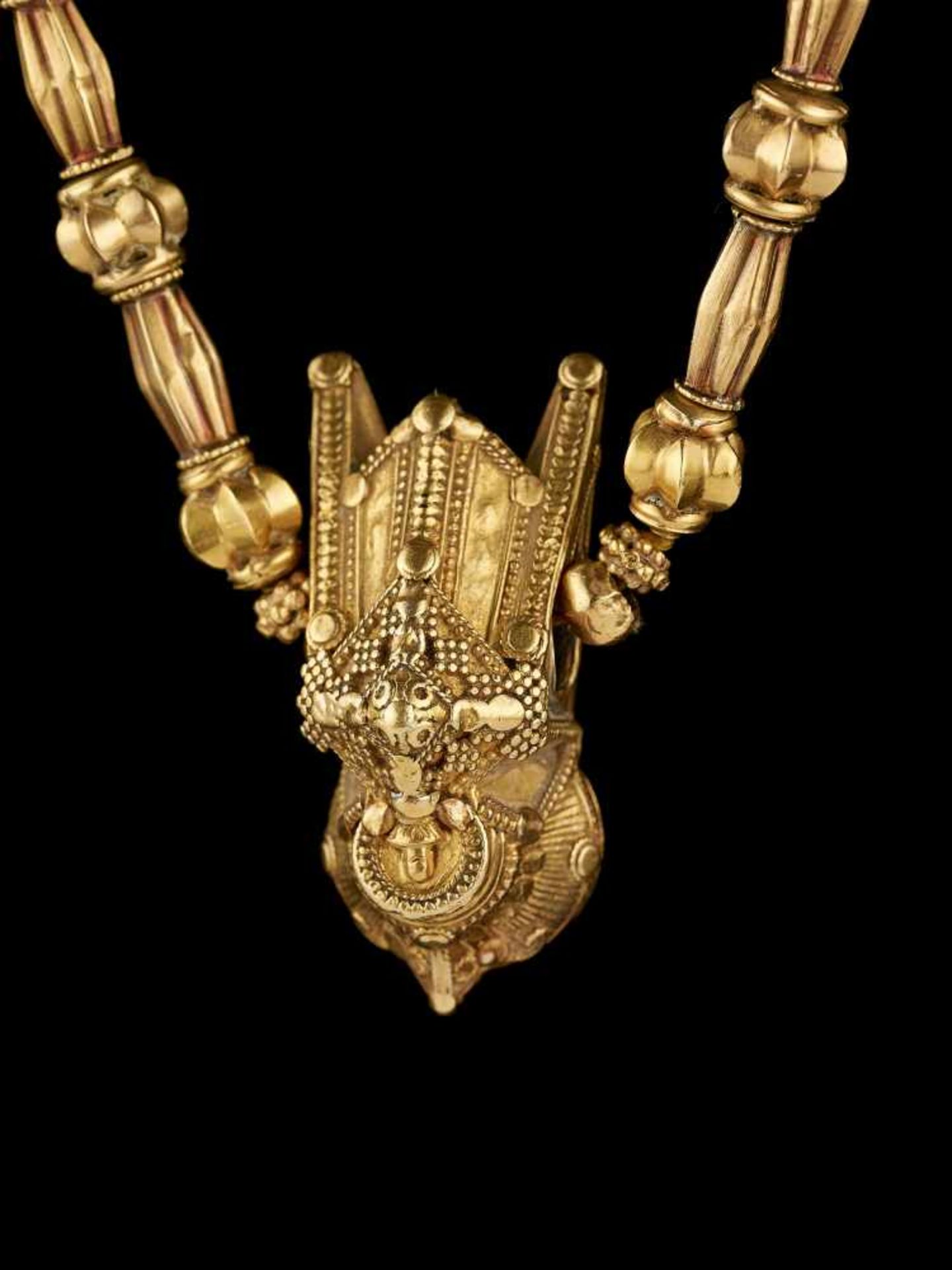 A TODA ‘BULLS HEAD’ GOLD NECKLACE Southern India, mid-19th to early 20th century. The central - Image 2 of 10