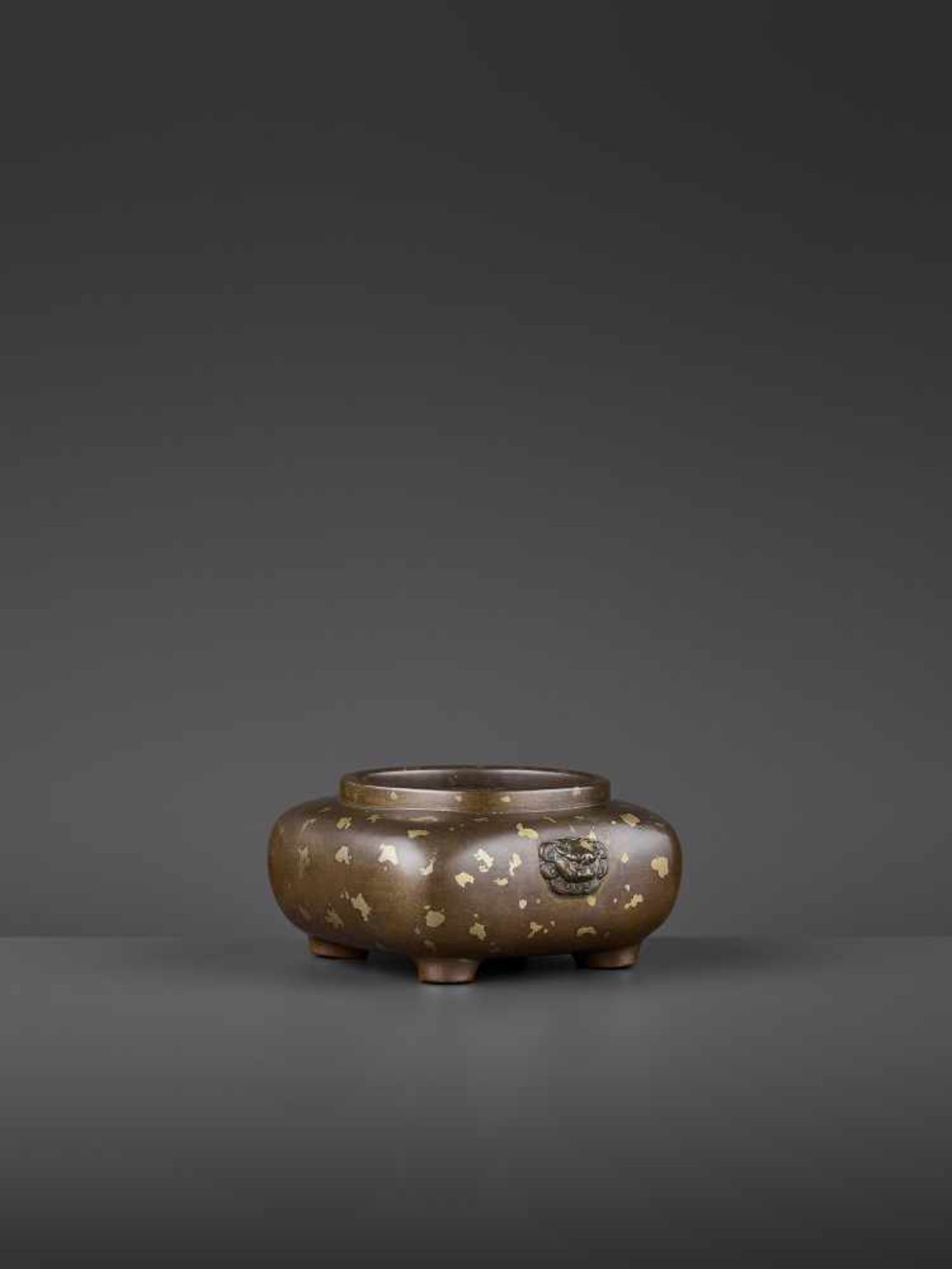 A GOLD-SPLASHED CENSER, 18TH CENTURY China. The square body with low rounded sides rising from - Image 5 of 11