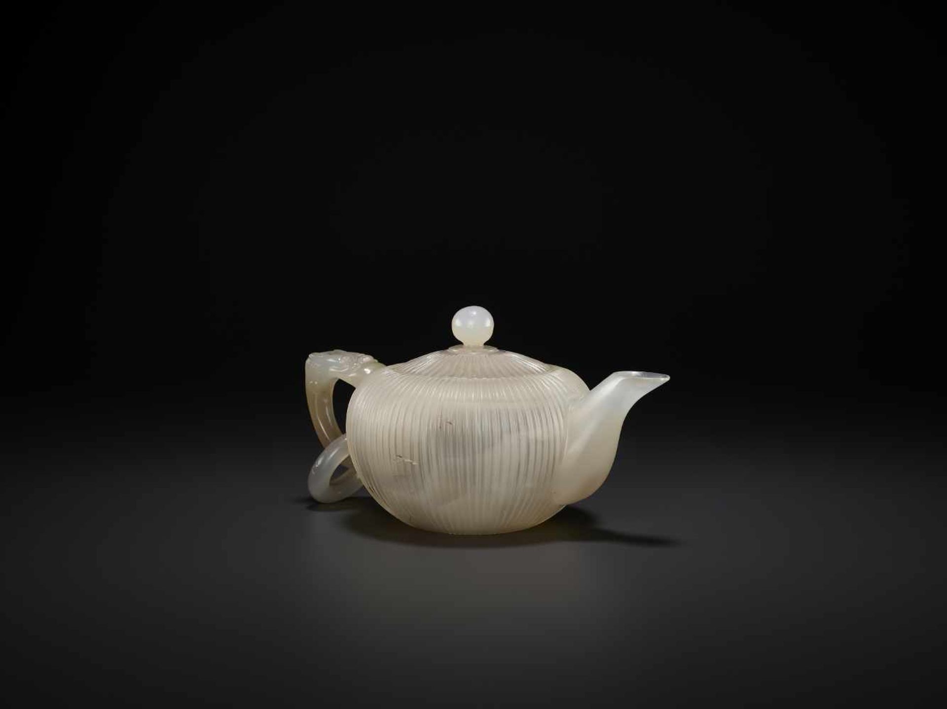 A MUGHAL STYLE AGATE TEAPOT, QING DYNASTY China, 1644-1911. Finely carved with a ribbed body and - Image 4 of 11