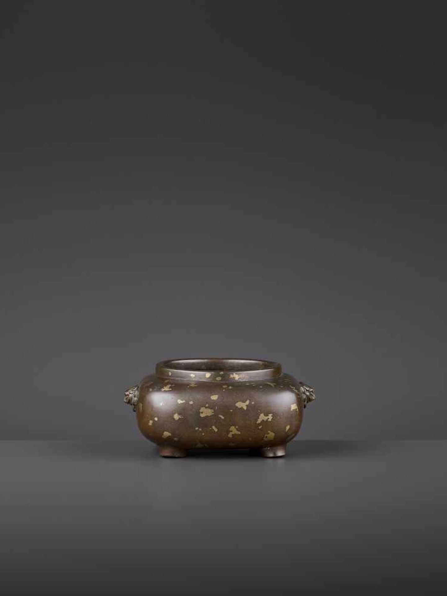 A GOLD-SPLASHED CENSER, 18TH CENTURY China. The square body with low rounded sides rising from - Image 8 of 11